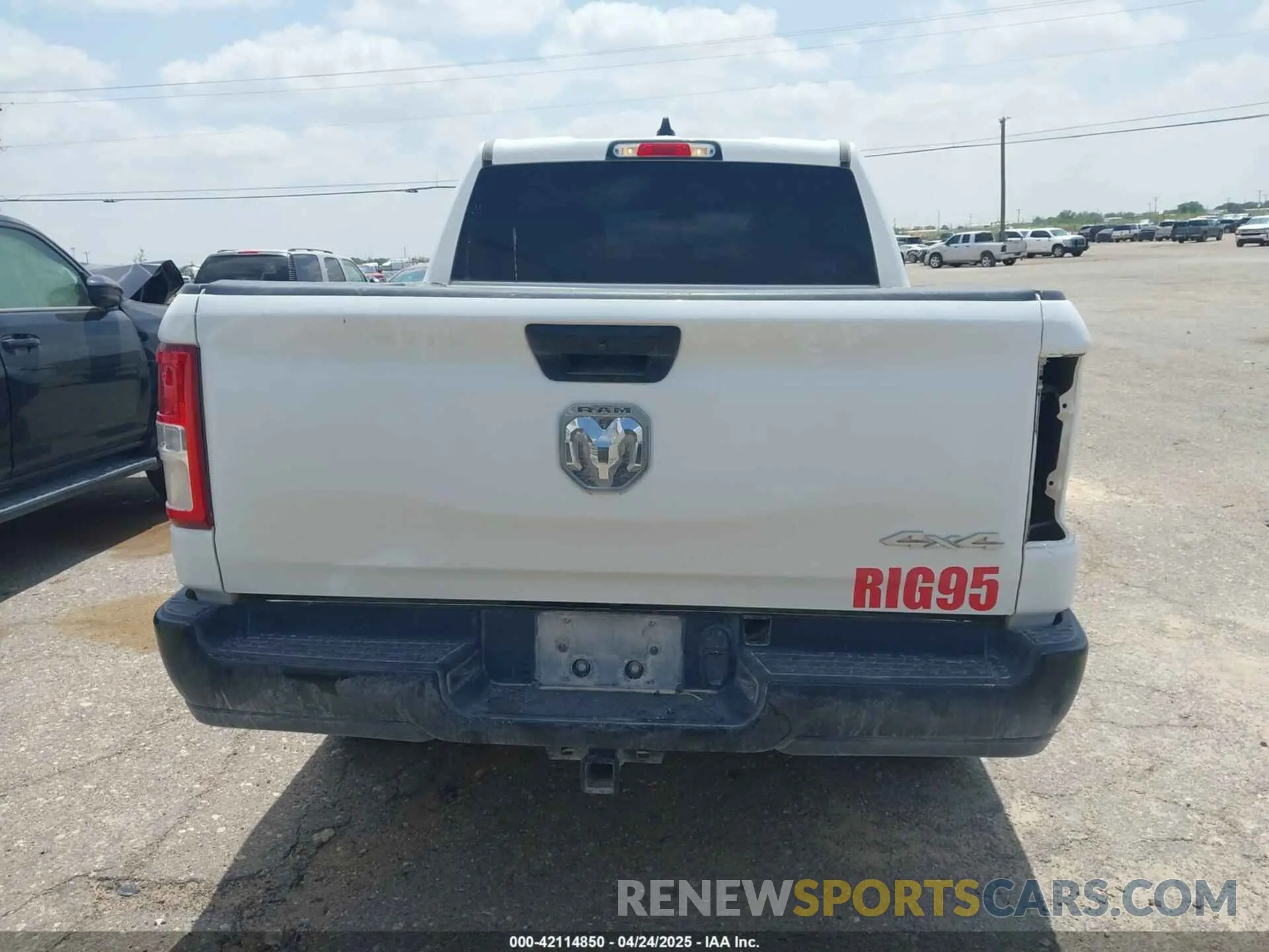 16 Photograph of a damaged car 1C6SRFGT7NN283080 RAM 1500 2022