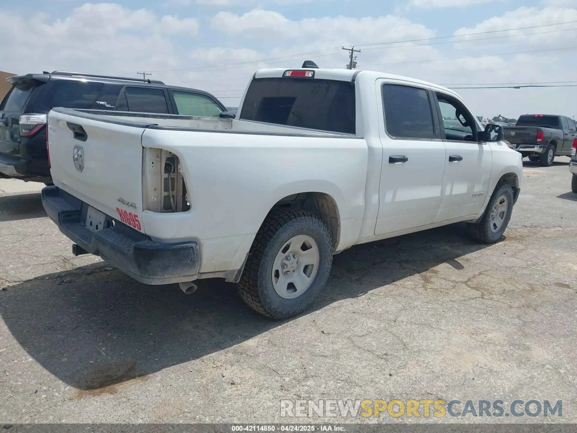 4 Photograph of a damaged car 1C6SRFGT7NN283080 RAM 1500 2022