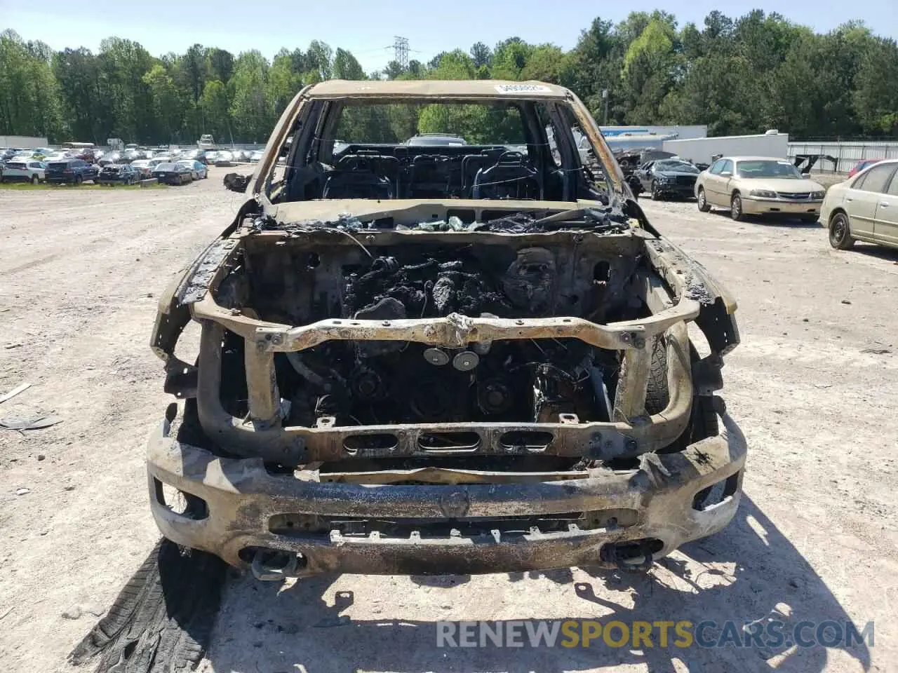 5 Photograph of a damaged car 1C6SRFHM3NN402332 RAM 1500 2022