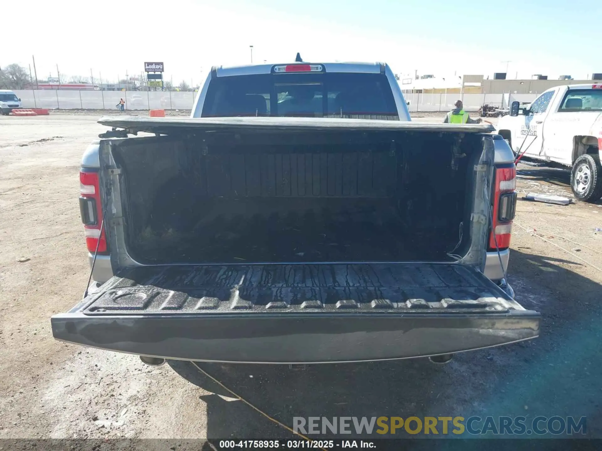 17 Photograph of a damaged car 1C6SRFHM9NN155057 RAM 1500 2022