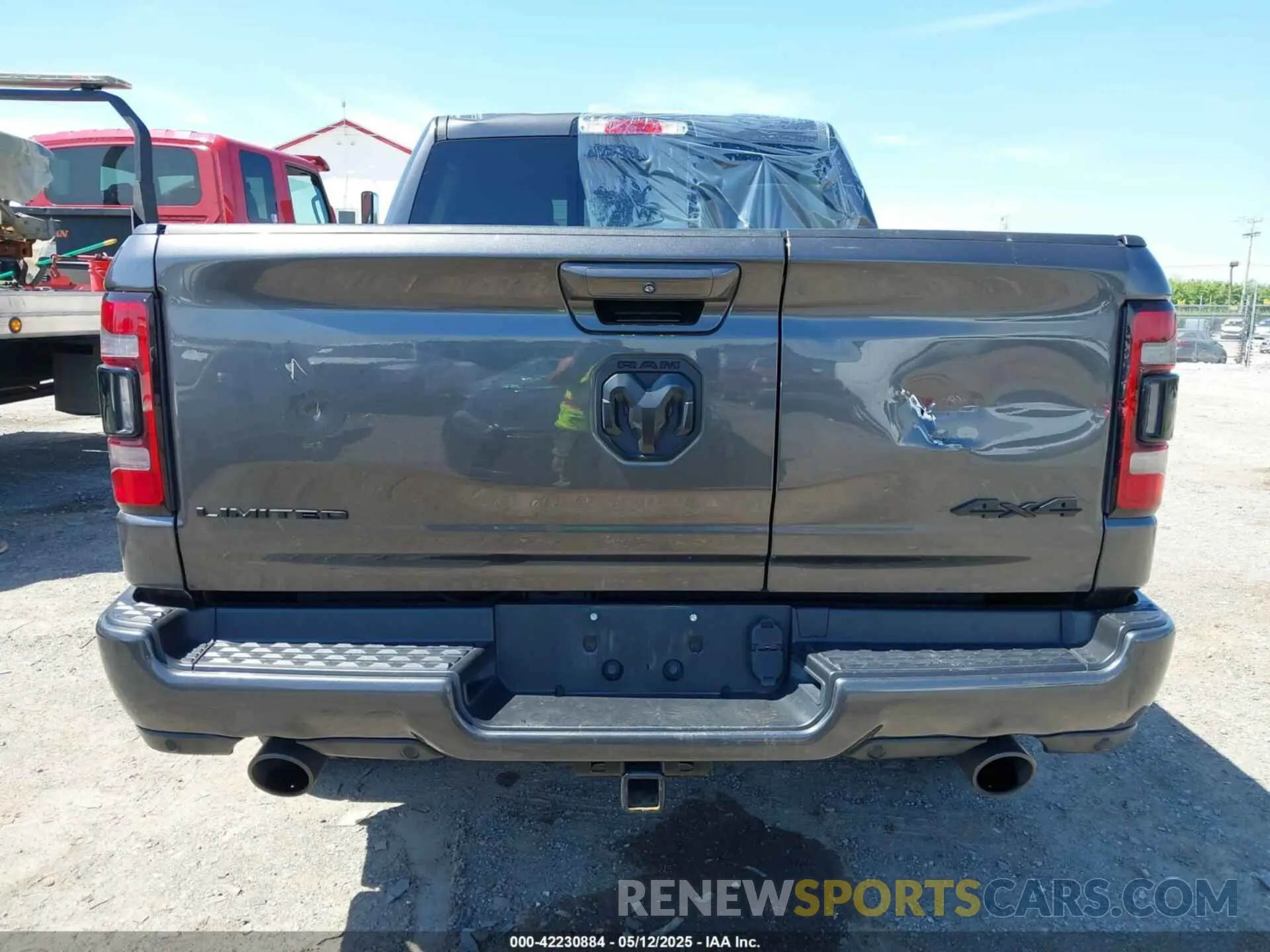 16 Photograph of a damaged car 1C6SRFHT5NN332002 RAM 1500 2022