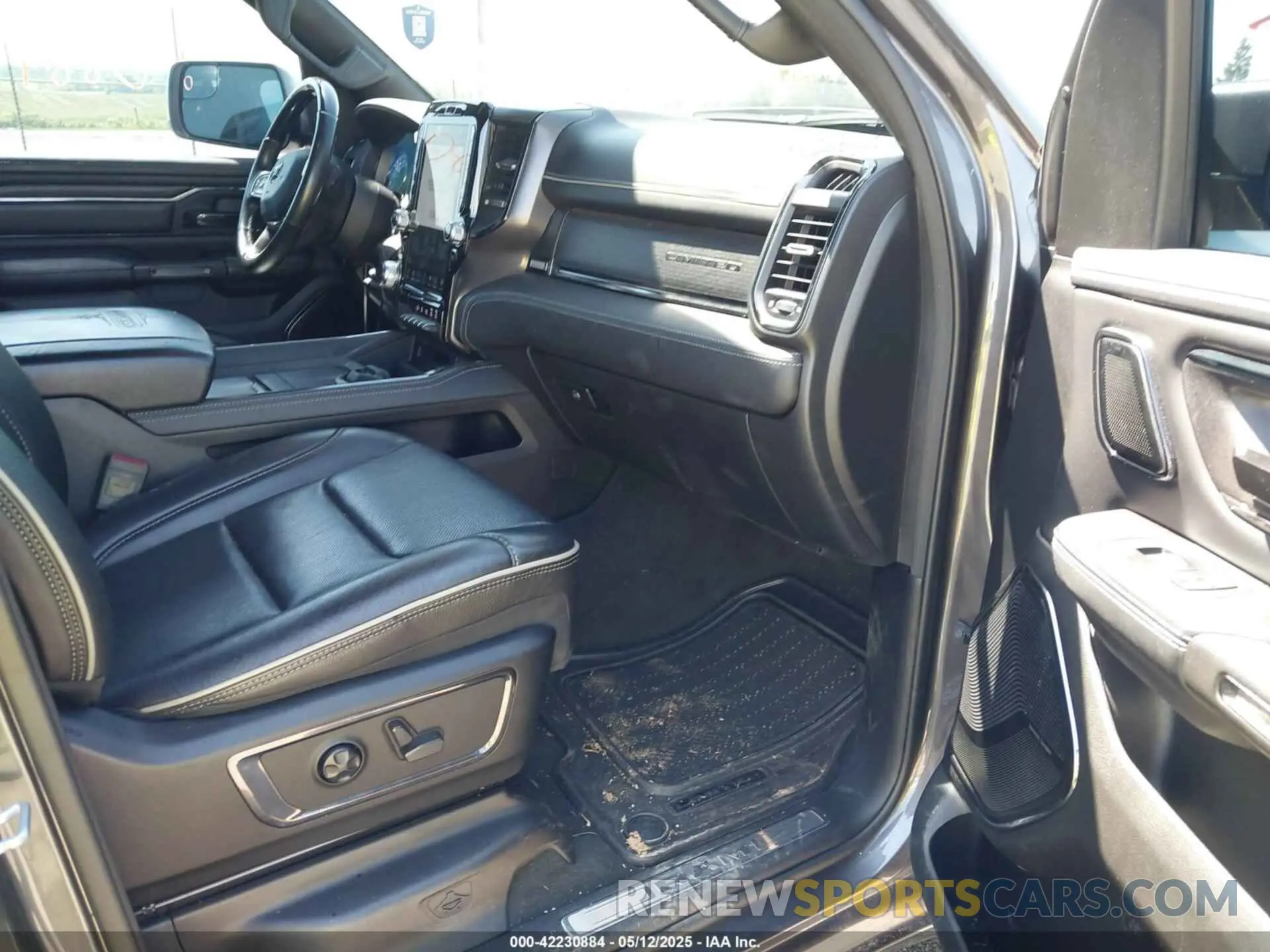 5 Photograph of a damaged car 1C6SRFHT5NN332002 RAM 1500 2022