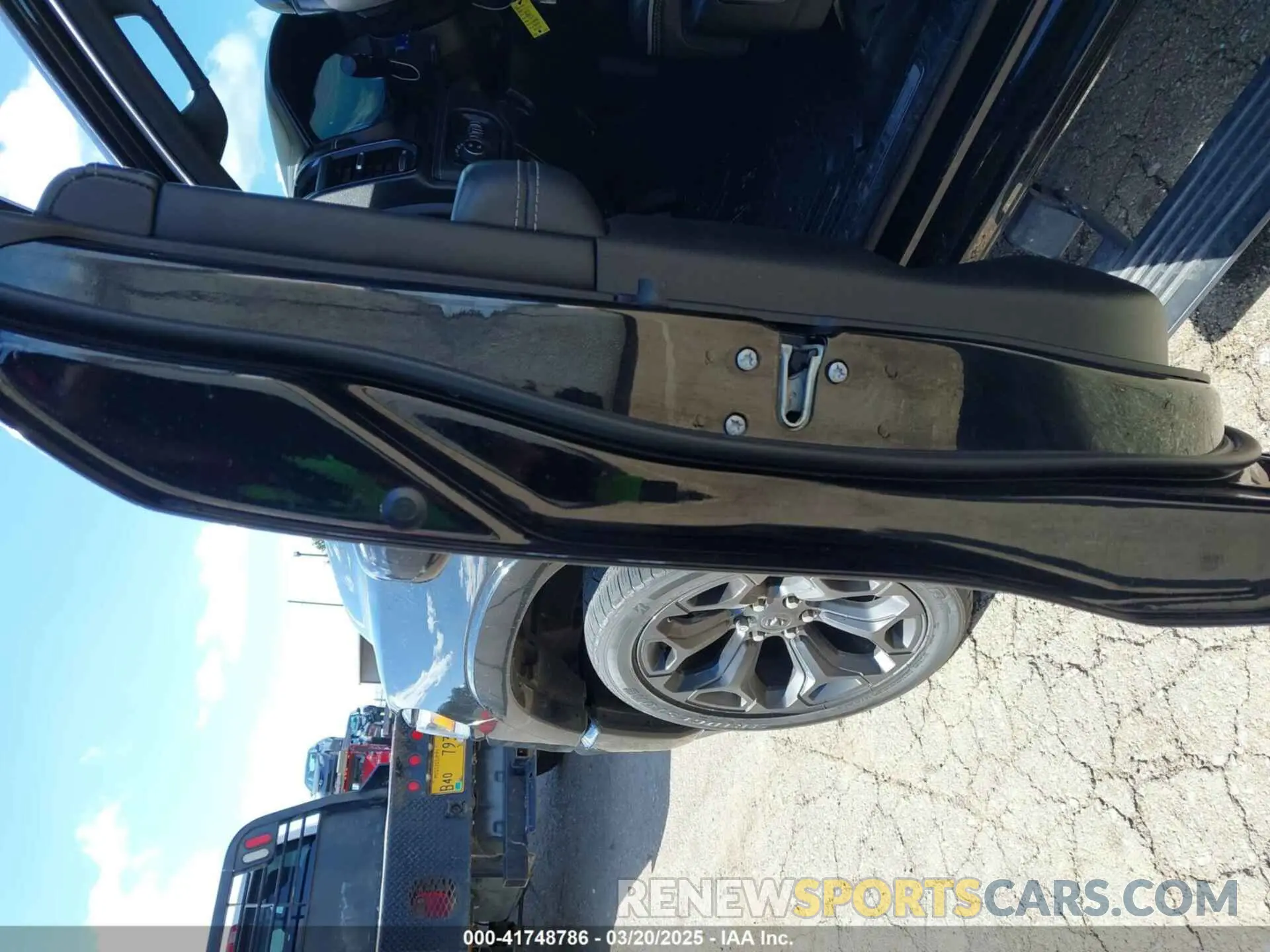 17 Photograph of a damaged car 1C6SRFHT8NN257733 RAM 1500 2022