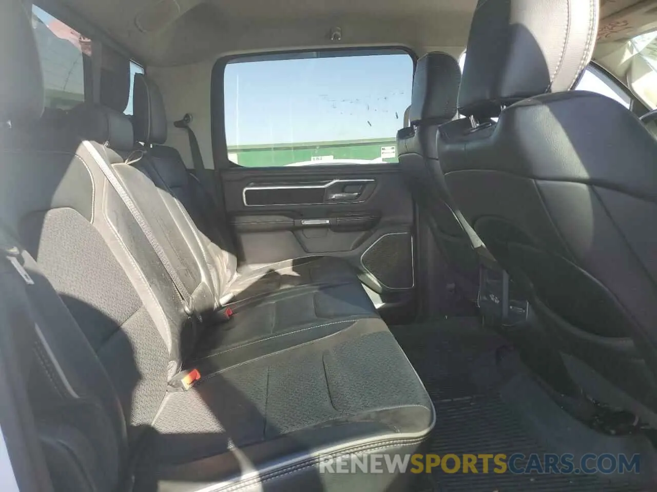 10 Photograph of a damaged car 1C6SRFJM5NN376035 RAM 1500 2022