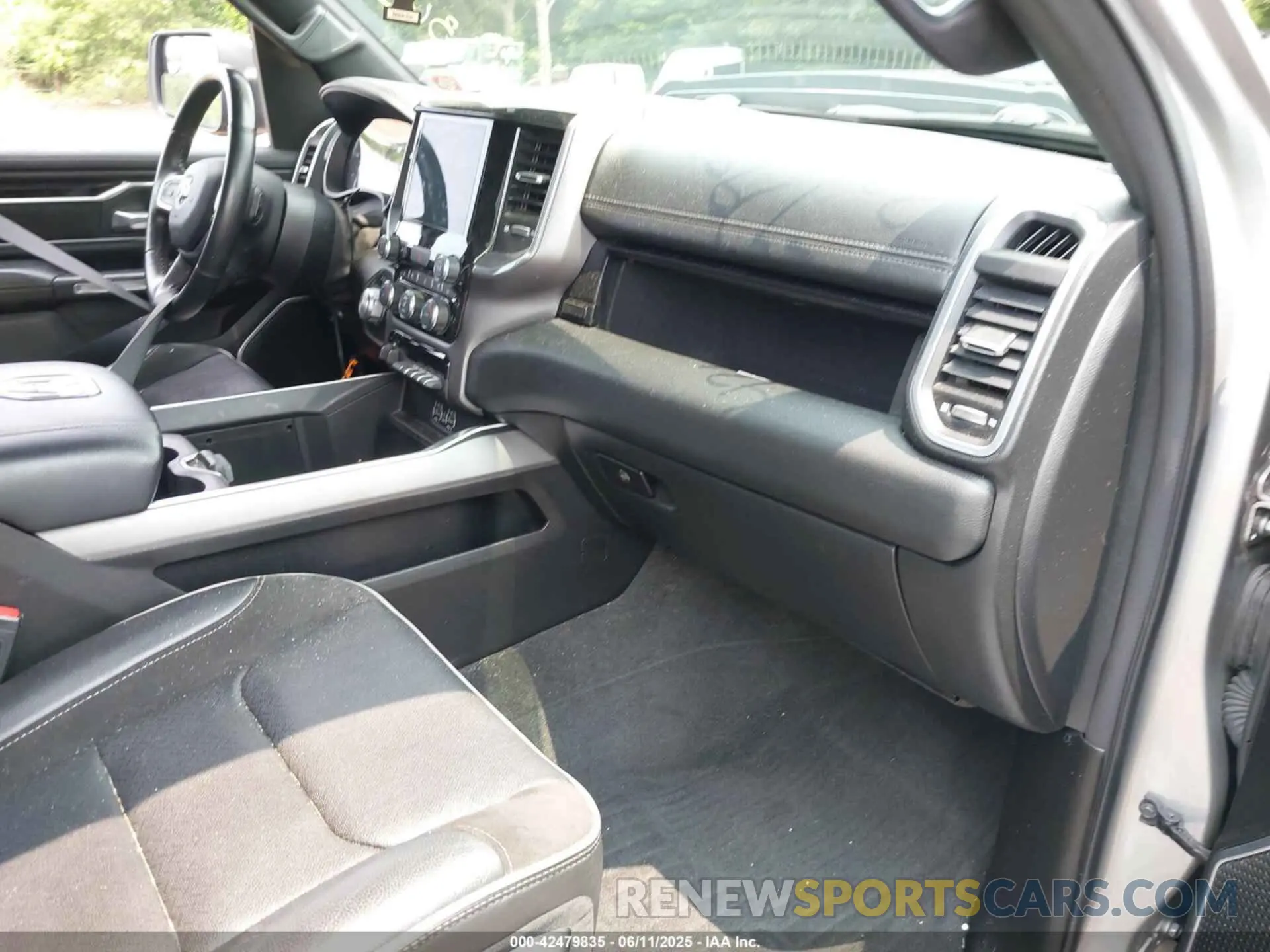 5 Photograph of a damaged car 1C6SRFJMXNN223943 RAM 1500 2022