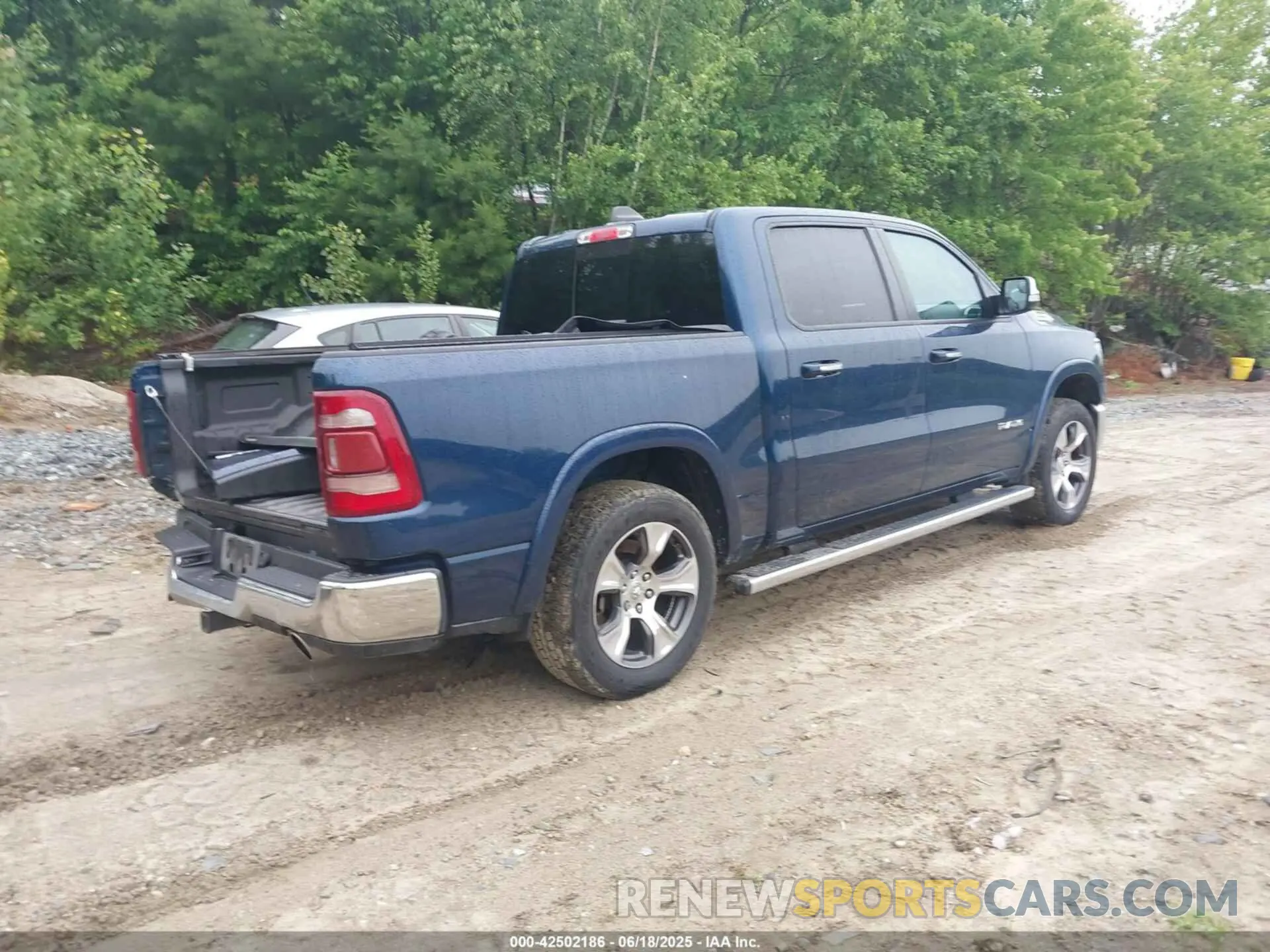 4 Photograph of a damaged car 1C6SRFJT0NN300228 RAM 1500 2022