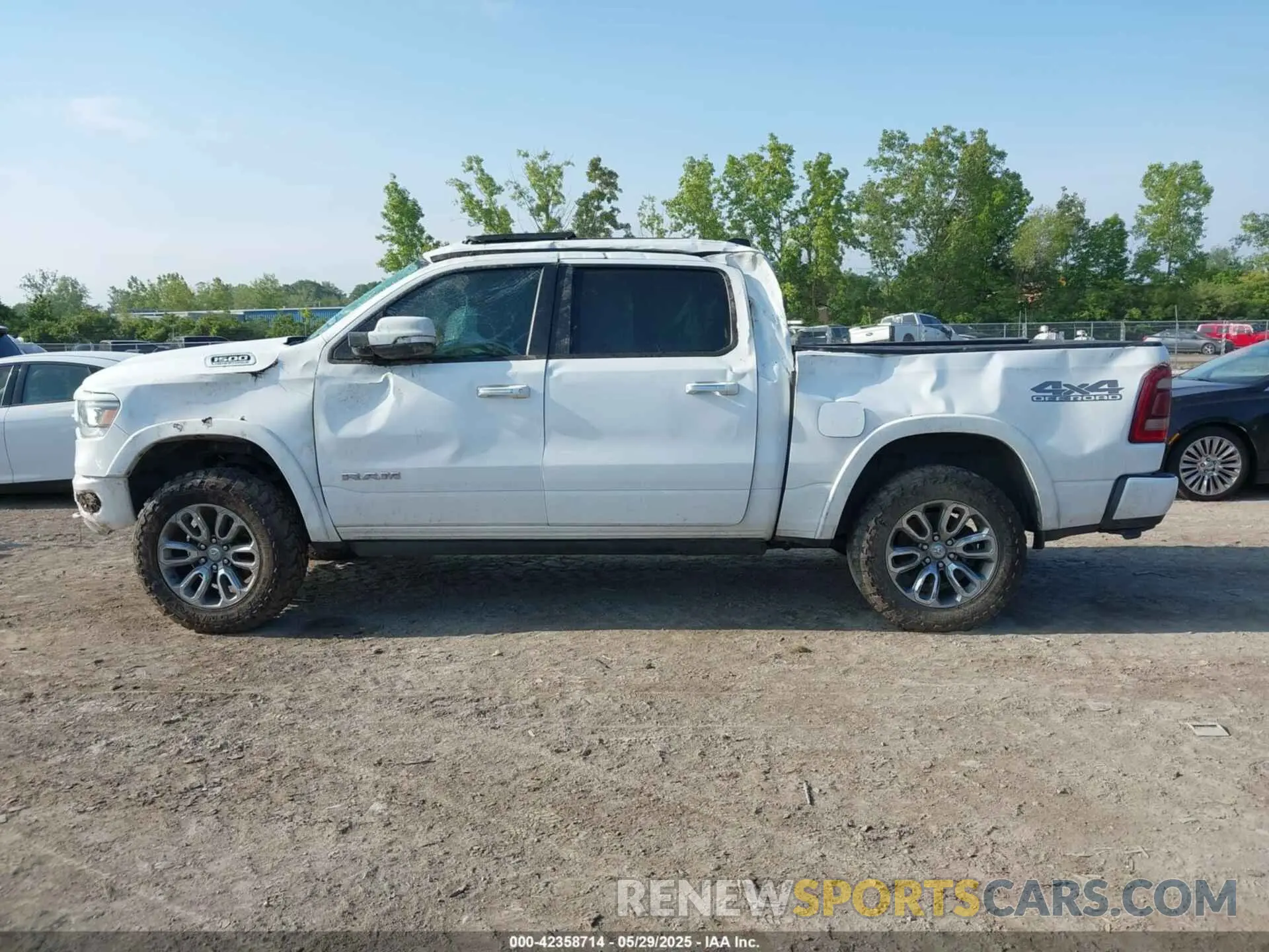 14 Photograph of a damaged car 1C6SRFJT1NN108929 RAM 1500 2022