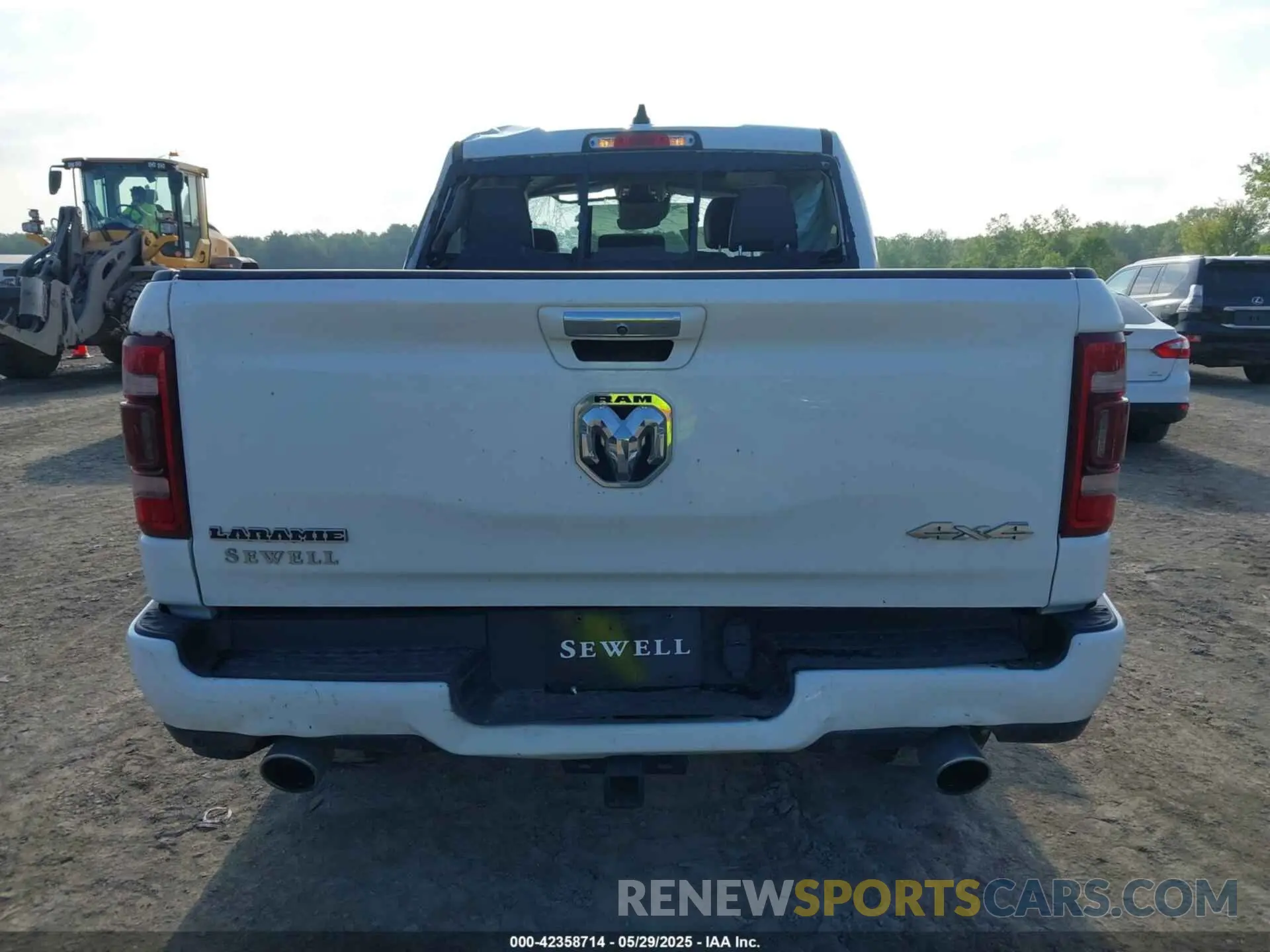 16 Photograph of a damaged car 1C6SRFJT1NN108929 RAM 1500 2022