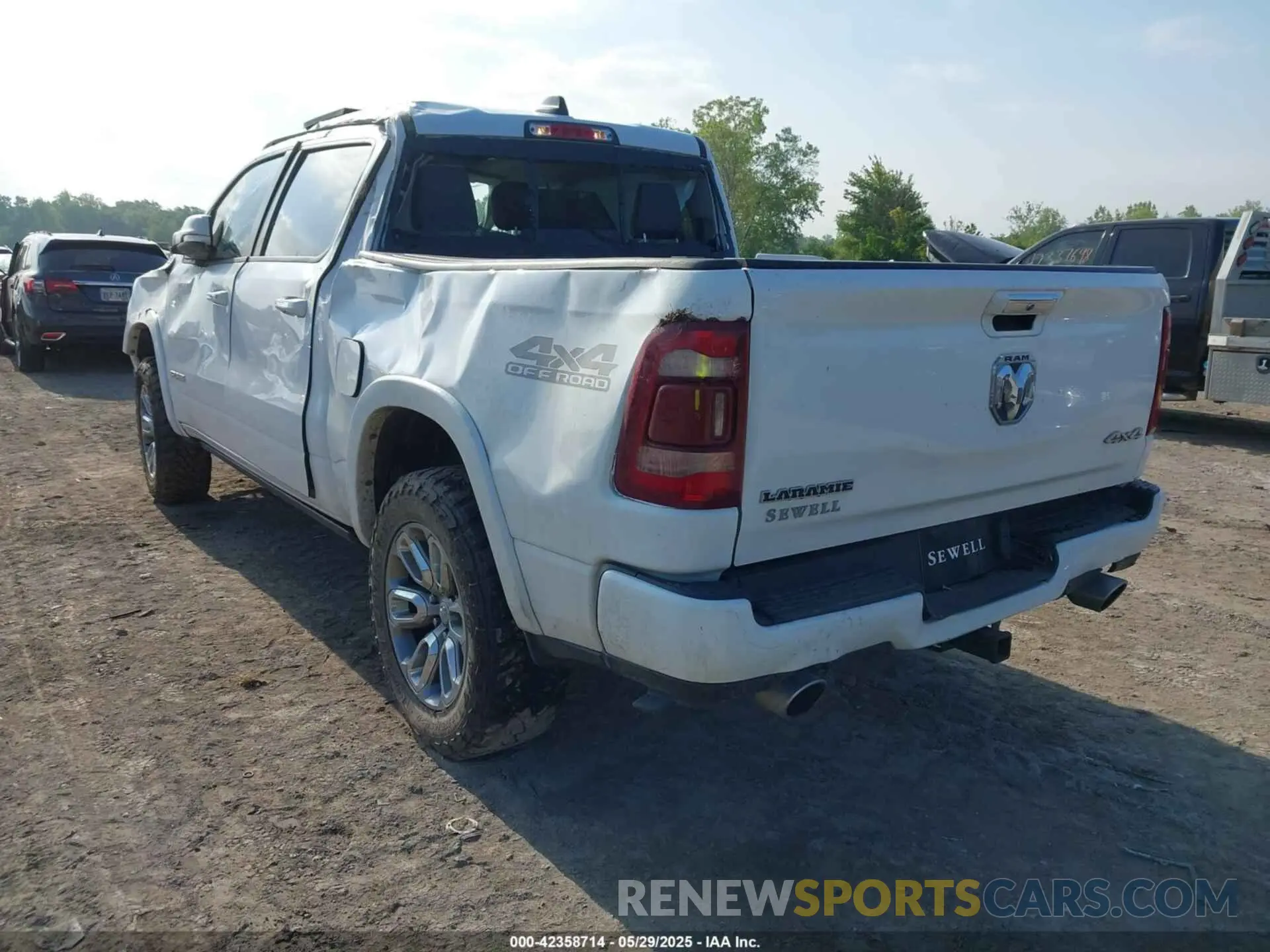 3 Photograph of a damaged car 1C6SRFJT1NN108929 RAM 1500 2022
