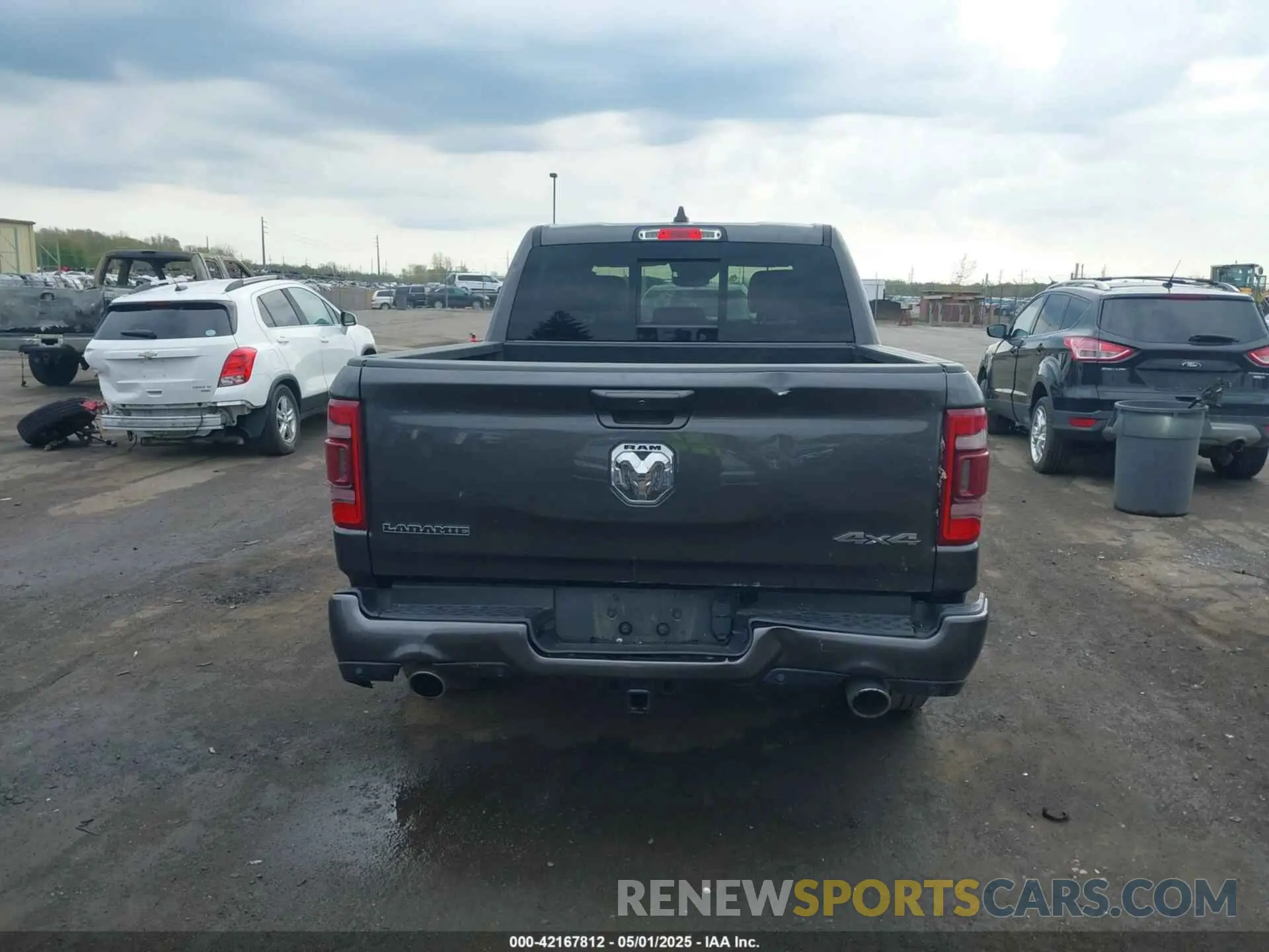 16 Photograph of a damaged car 1C6SRFJT3NN400159 RAM 1500 2022
