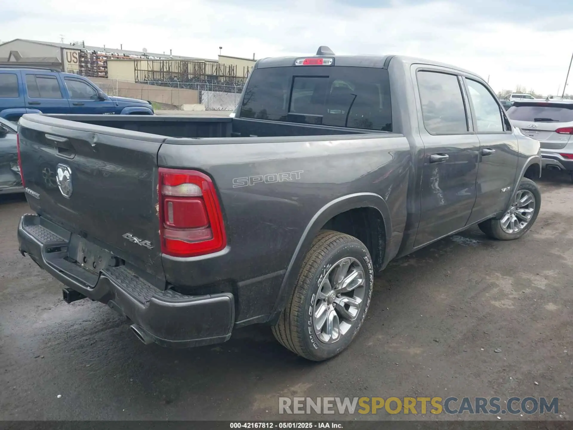 4 Photograph of a damaged car 1C6SRFJT3NN400159 RAM 1500 2022