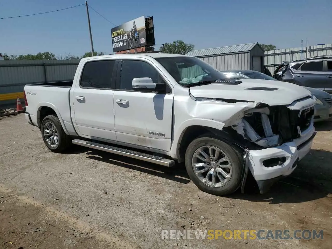 4 Photograph of a damaged car 1C6SRFJT4NN471161 RAM 1500 2022