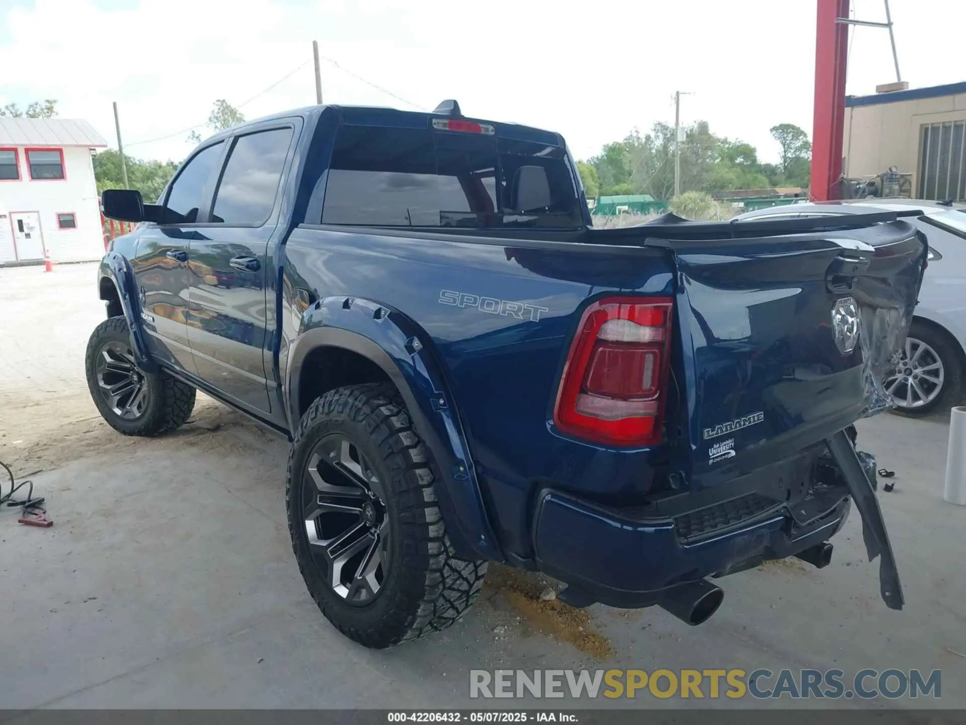 3 Photograph of a damaged car 1C6SRFJT5NN296693 RAM 1500 2022
