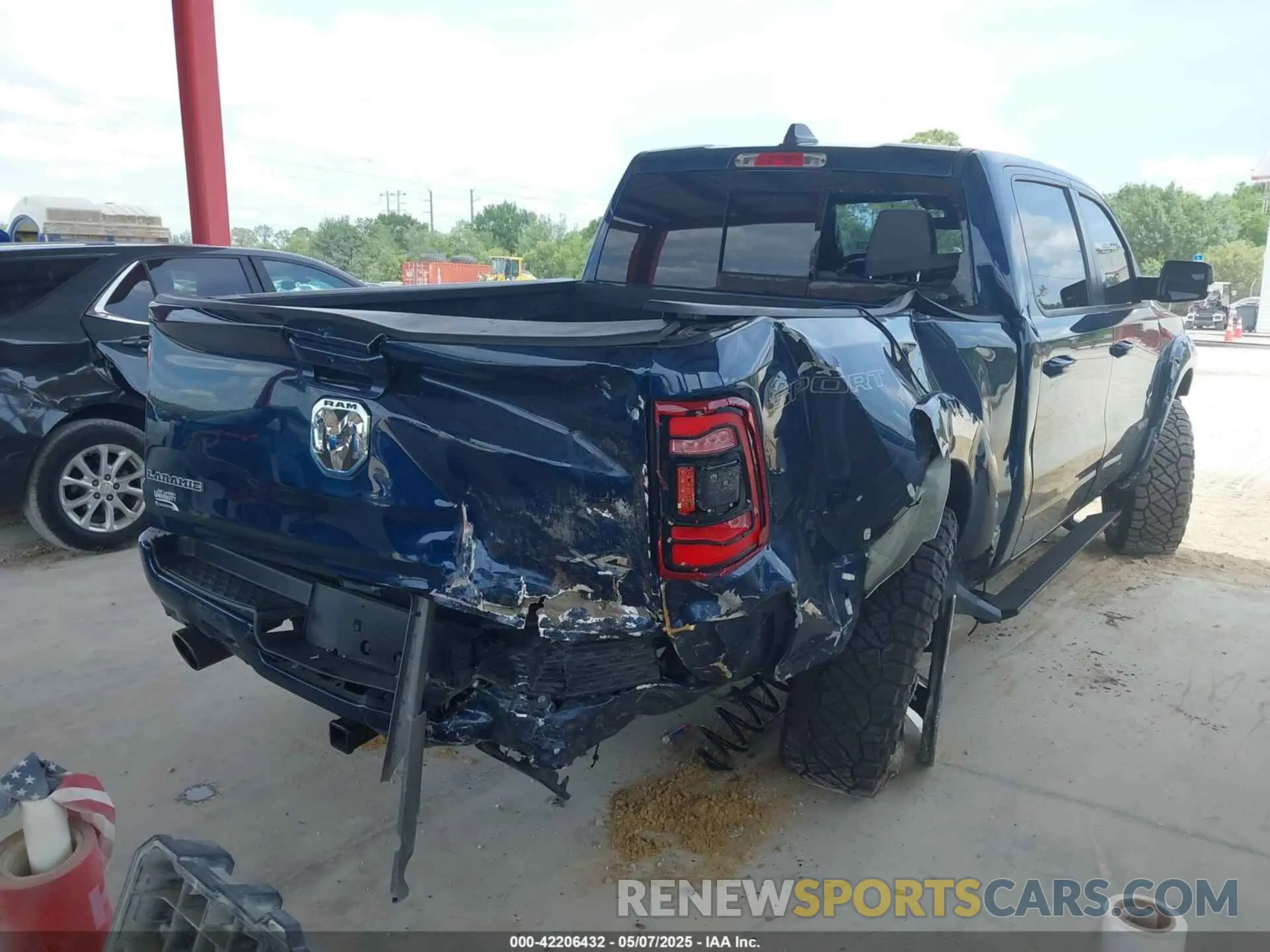 4 Photograph of a damaged car 1C6SRFJT5NN296693 RAM 1500 2022