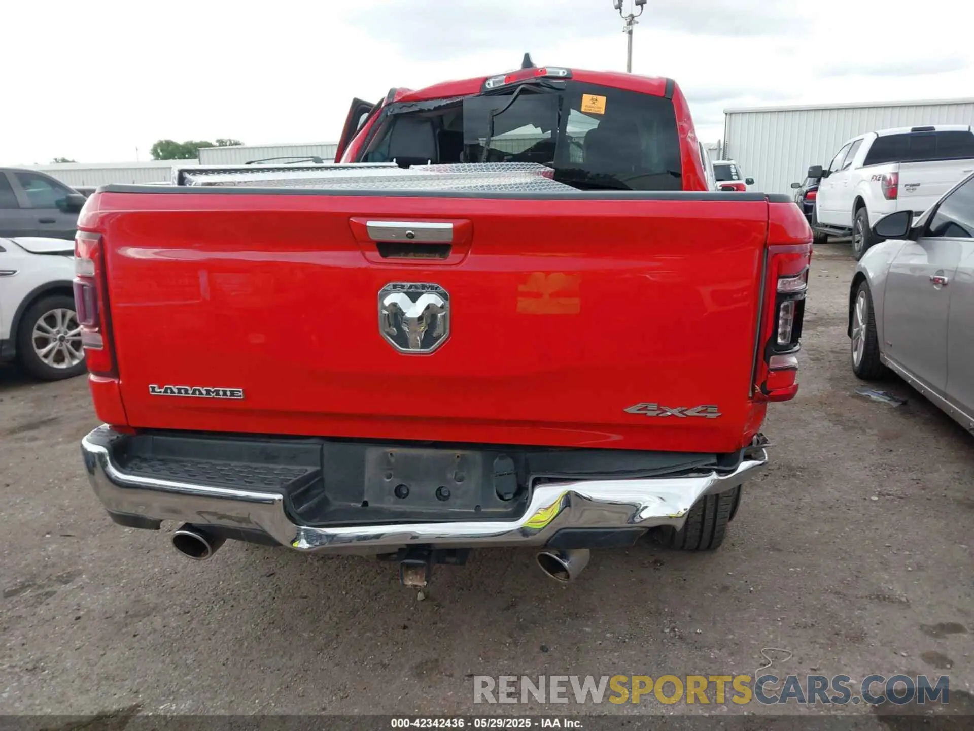 15 Photograph of a damaged car 1C6SRFJT5NN349361 RAM 1500 2022