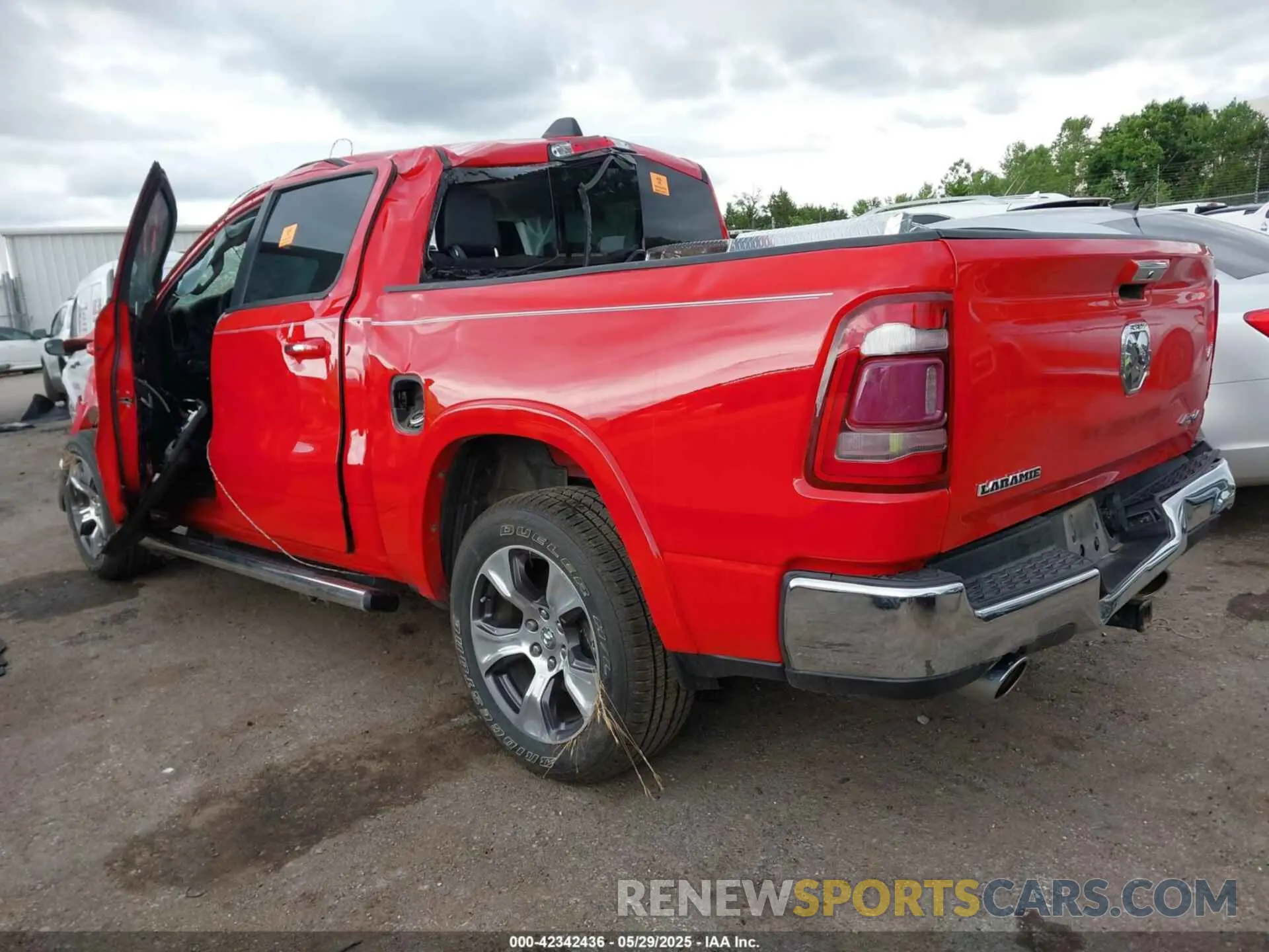 3 Photograph of a damaged car 1C6SRFJT5NN349361 RAM 1500 2022