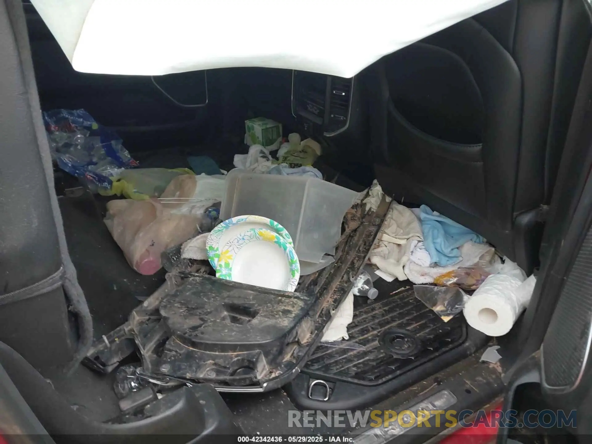 8 Photograph of a damaged car 1C6SRFJT5NN349361 RAM 1500 2022