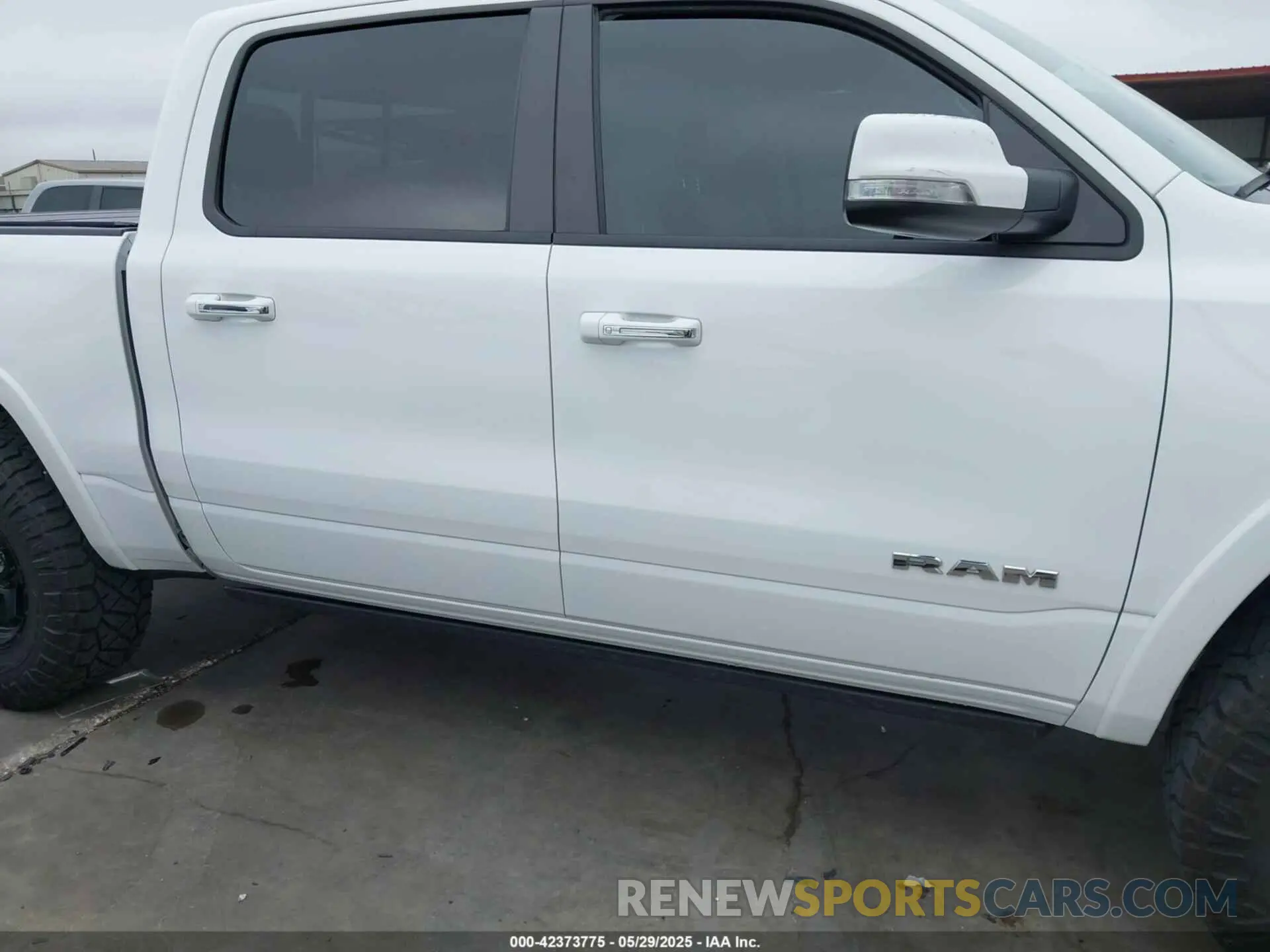 13 Photograph of a damaged car 1C6SRFJT6NN128450 RAM 1500 2022