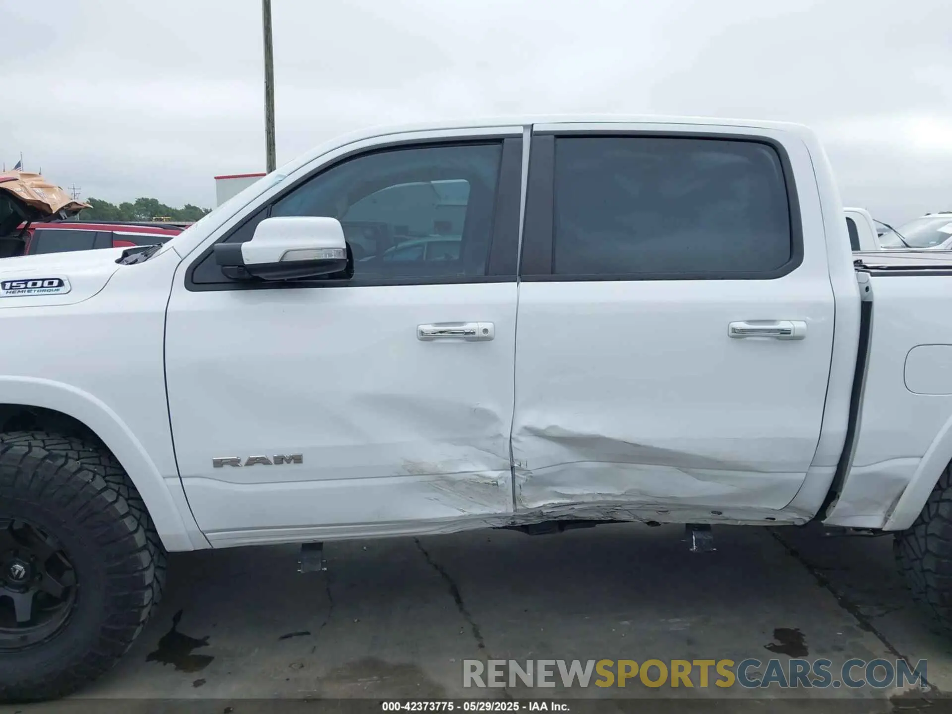 14 Photograph of a damaged car 1C6SRFJT6NN128450 RAM 1500 2022