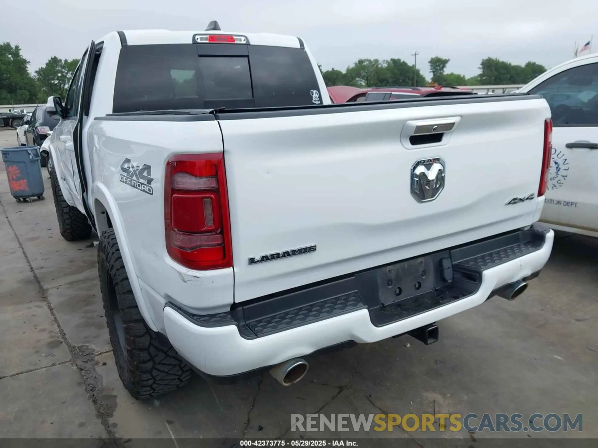 3 Photograph of a damaged car 1C6SRFJT6NN128450 RAM 1500 2022