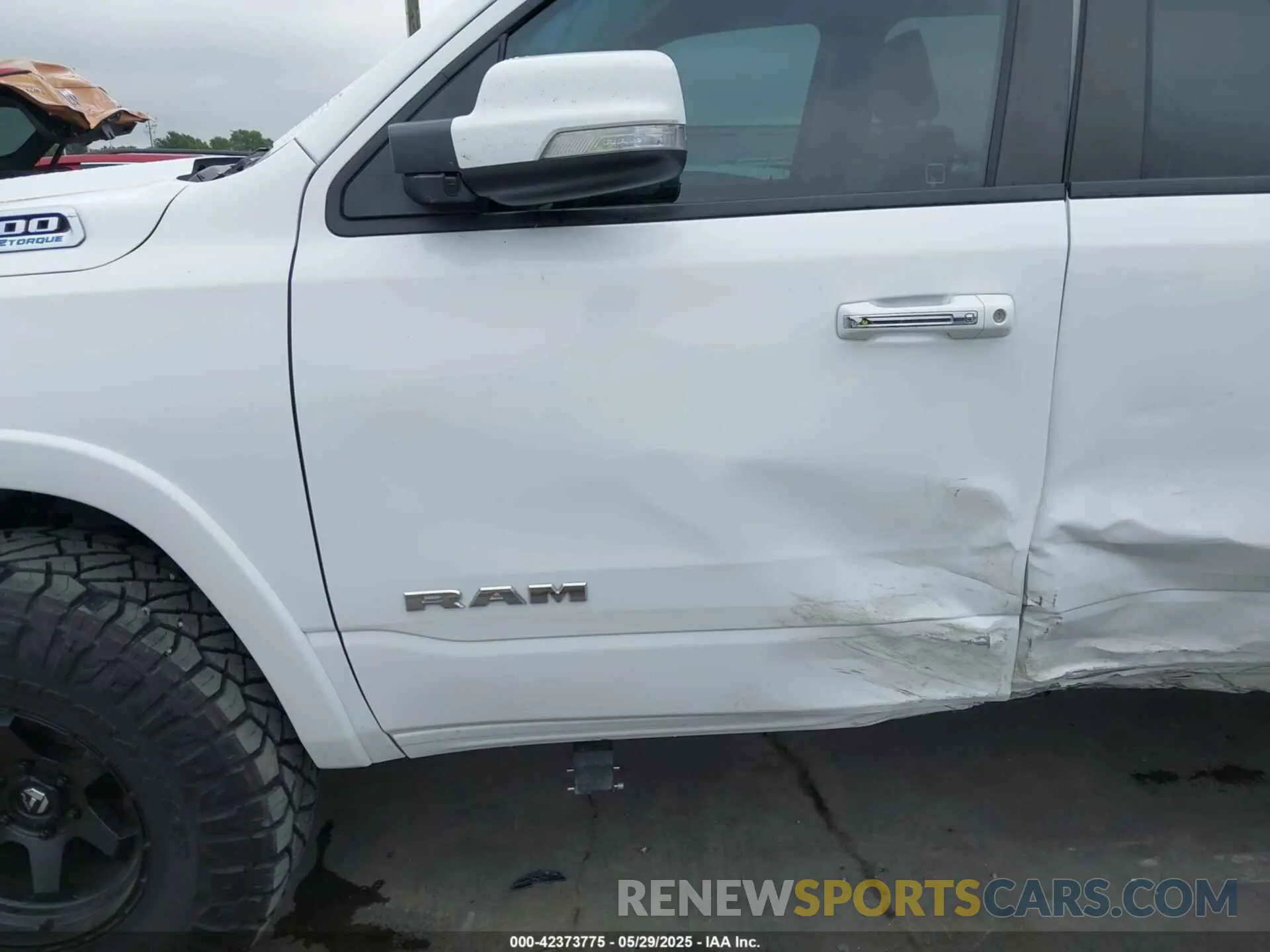 6 Photograph of a damaged car 1C6SRFJT6NN128450 RAM 1500 2022