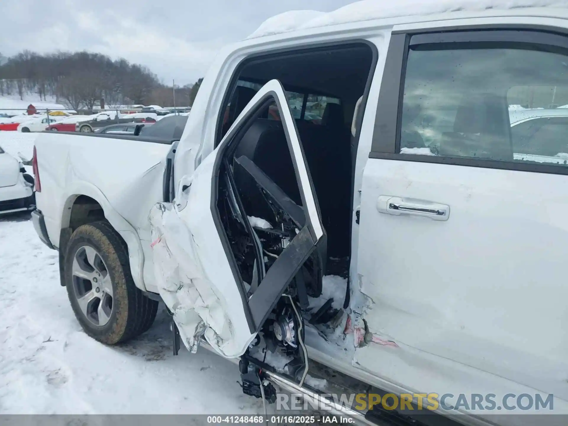 16 Photograph of a damaged car 1C6SRFJT6NN229214 RAM 1500 2022