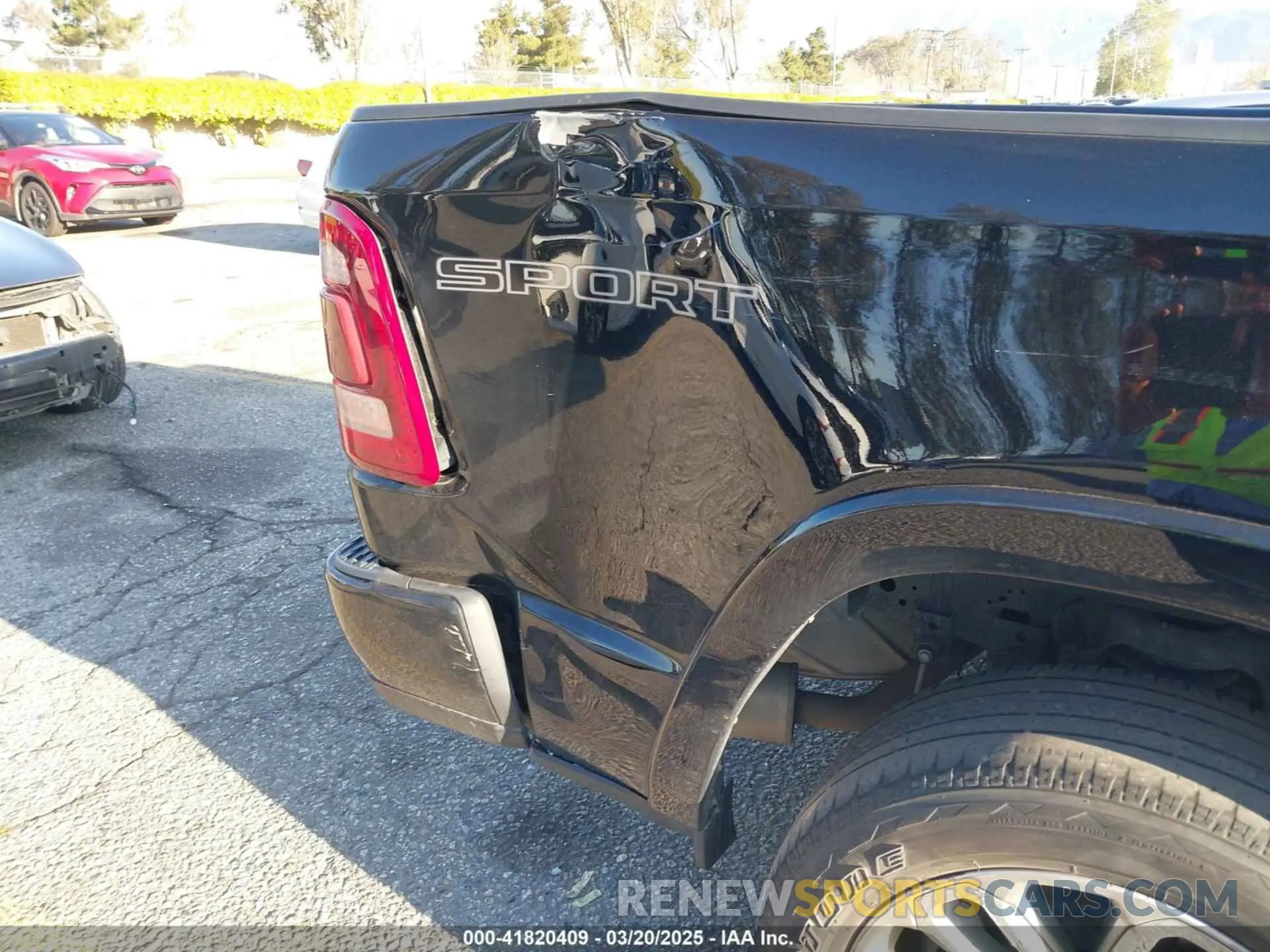 18 Photograph of a damaged car 1C6SRFJT6NN392154 RAM 1500 2022