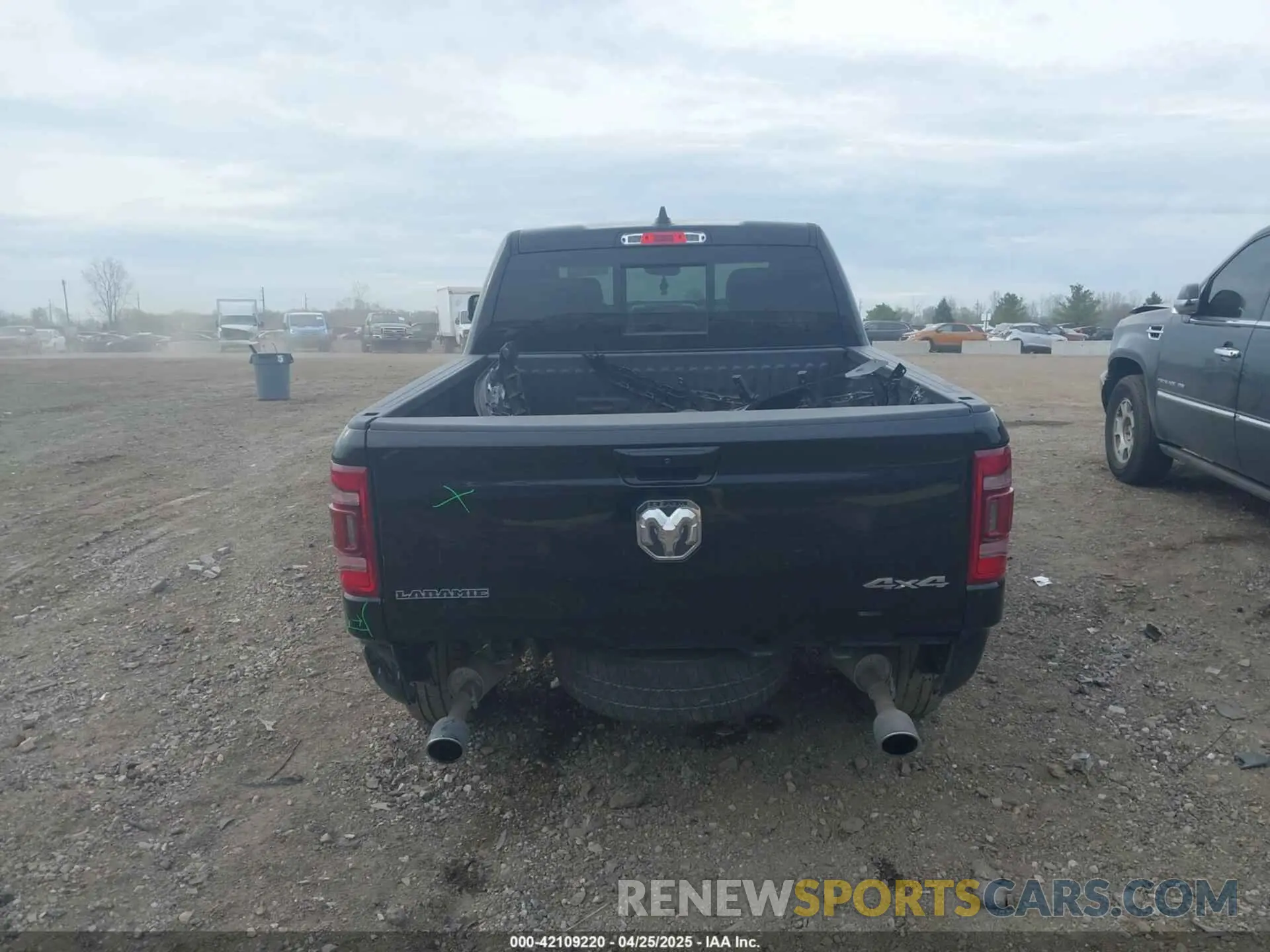 16 Photograph of a damaged car 1C6SRFJT6NN402536 RAM 1500 2022
