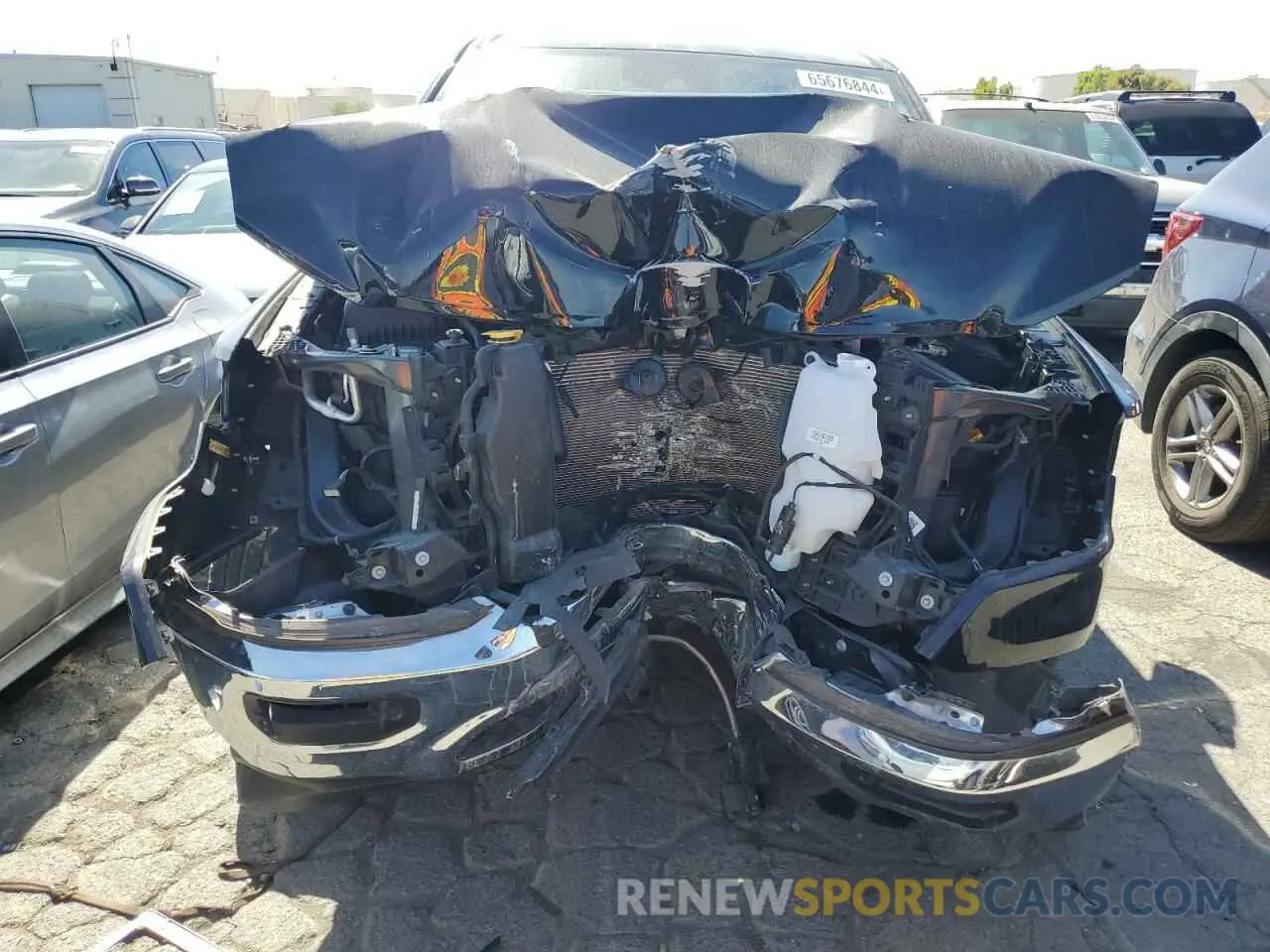 5 Photograph of a damaged car 1C6SRFJT9NN207532 RAM 1500 2022