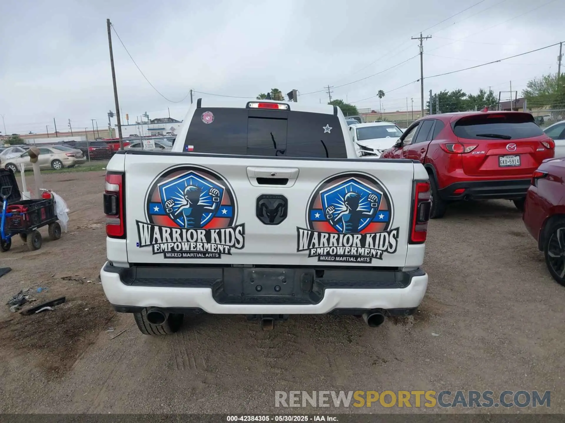 17 Photograph of a damaged car 1C6SRFJTXNN129844 RAM 1500 2022