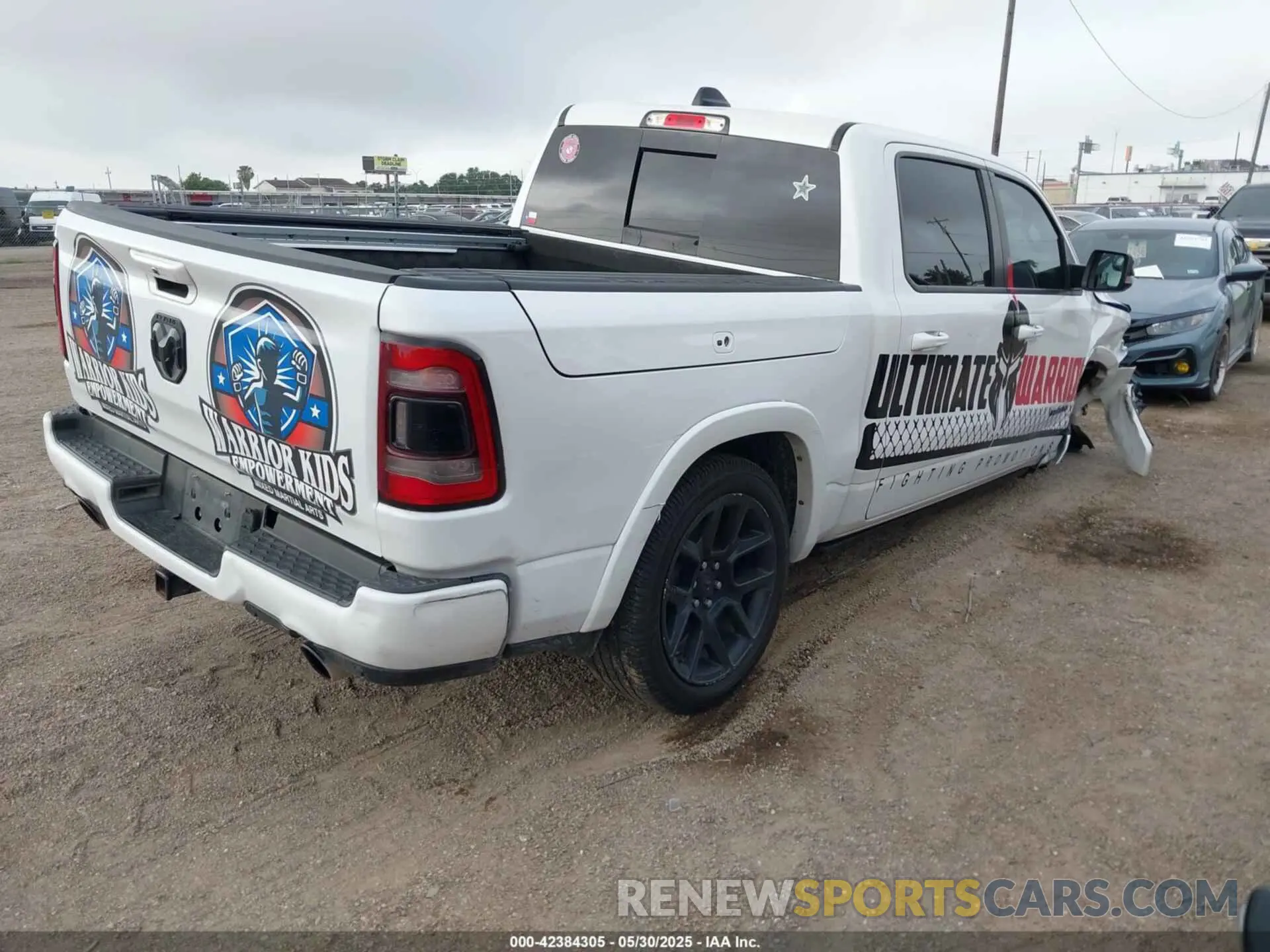 4 Photograph of a damaged car 1C6SRFJTXNN129844 RAM 1500 2022