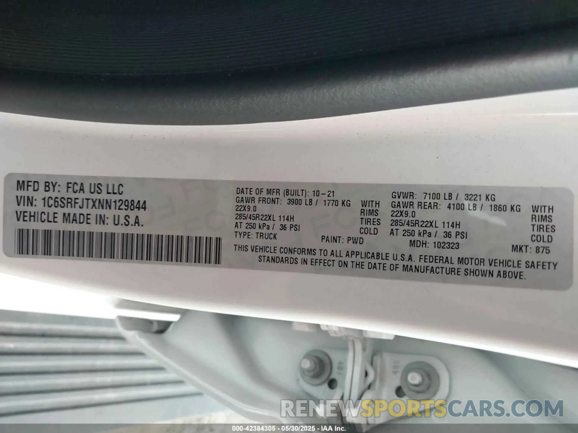 9 Photograph of a damaged car 1C6SRFJTXNN129844 RAM 1500 2022