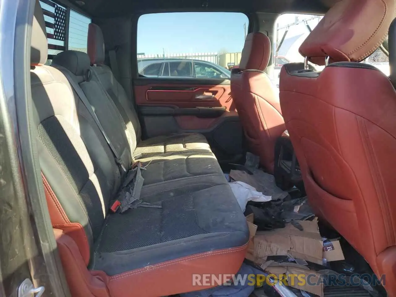 10 Photograph of a damaged car 1C6SRFLM3NN204700 RAM 1500 2022