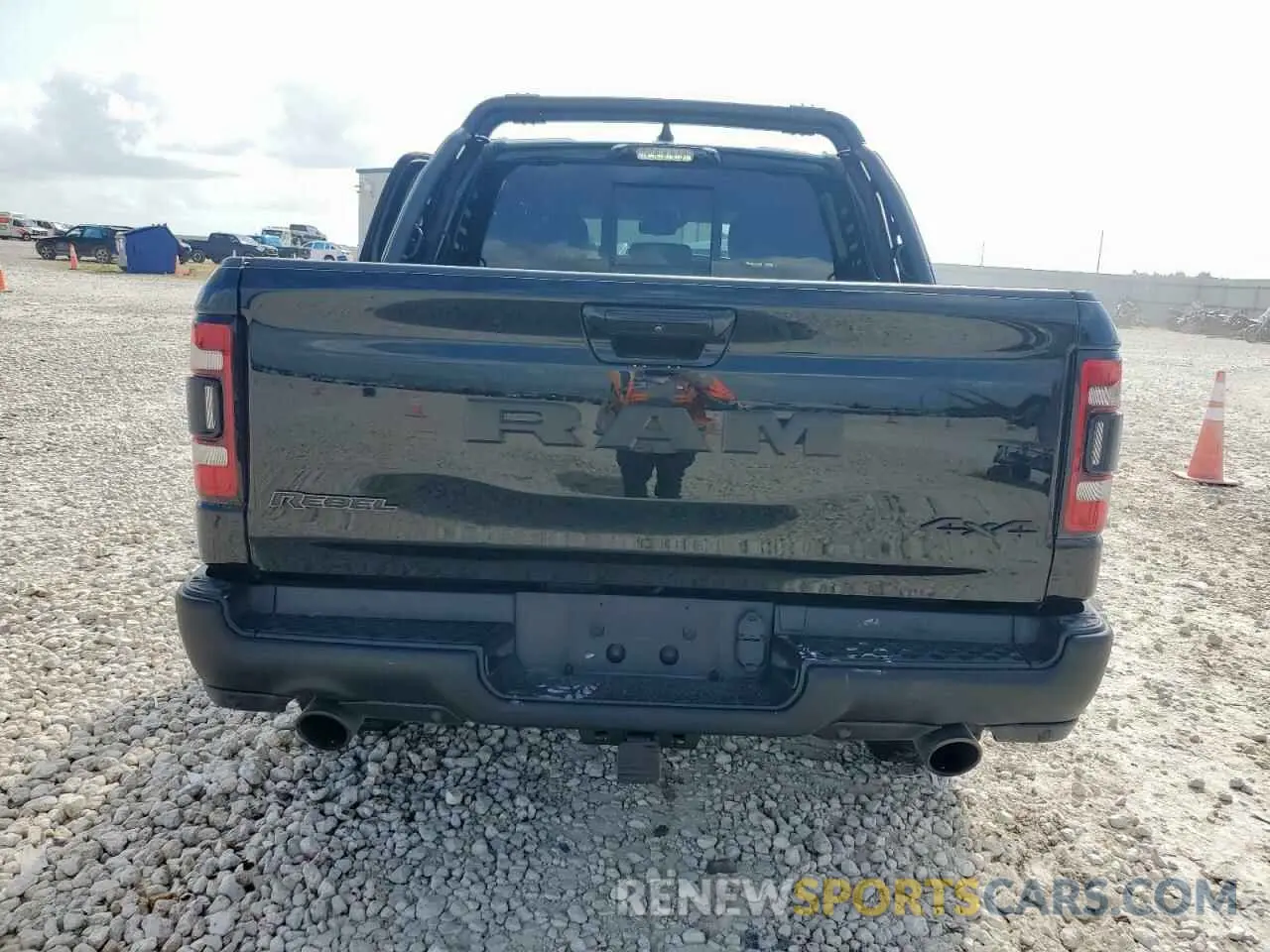 6 Photograph of a damaged car 1C6SRFLT3NN285589 RAM 1500 2022
