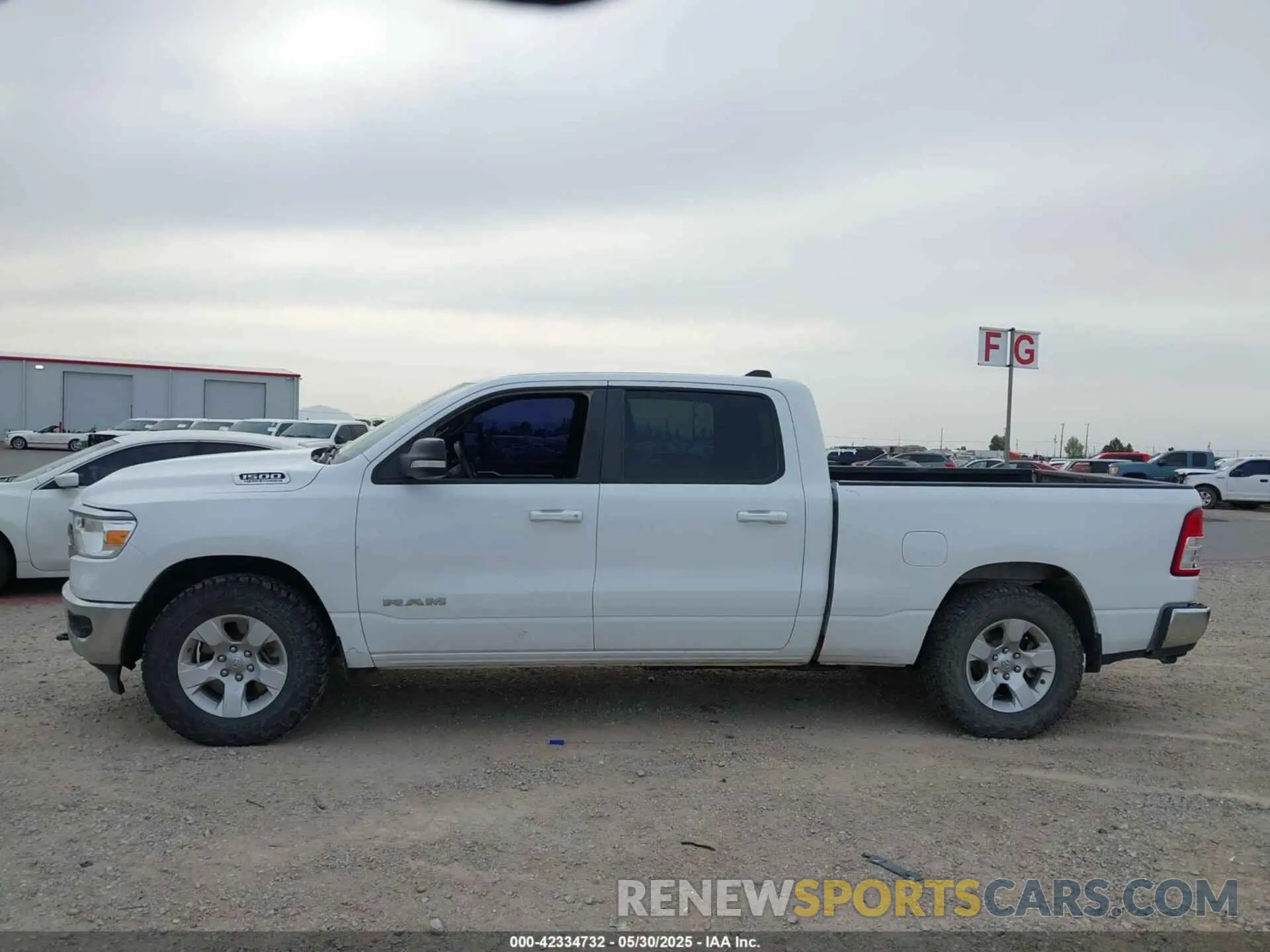 14 Photograph of a damaged car 1C6SRFMT8NN313403 RAM 1500 2022