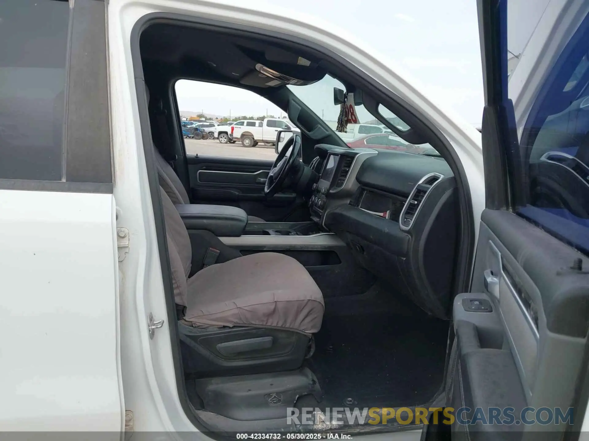 5 Photograph of a damaged car 1C6SRFMT8NN313403 RAM 1500 2022