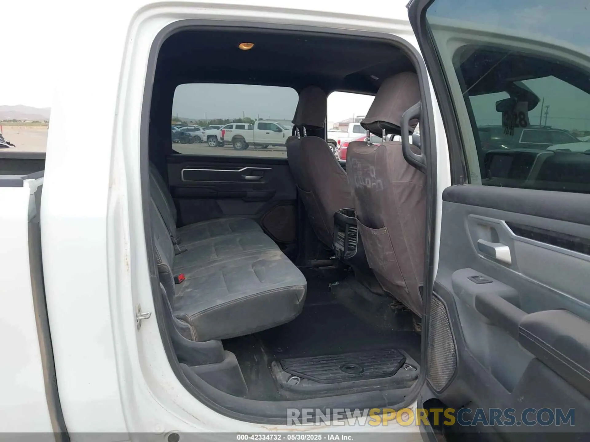 8 Photograph of a damaged car 1C6SRFMT8NN313403 RAM 1500 2022