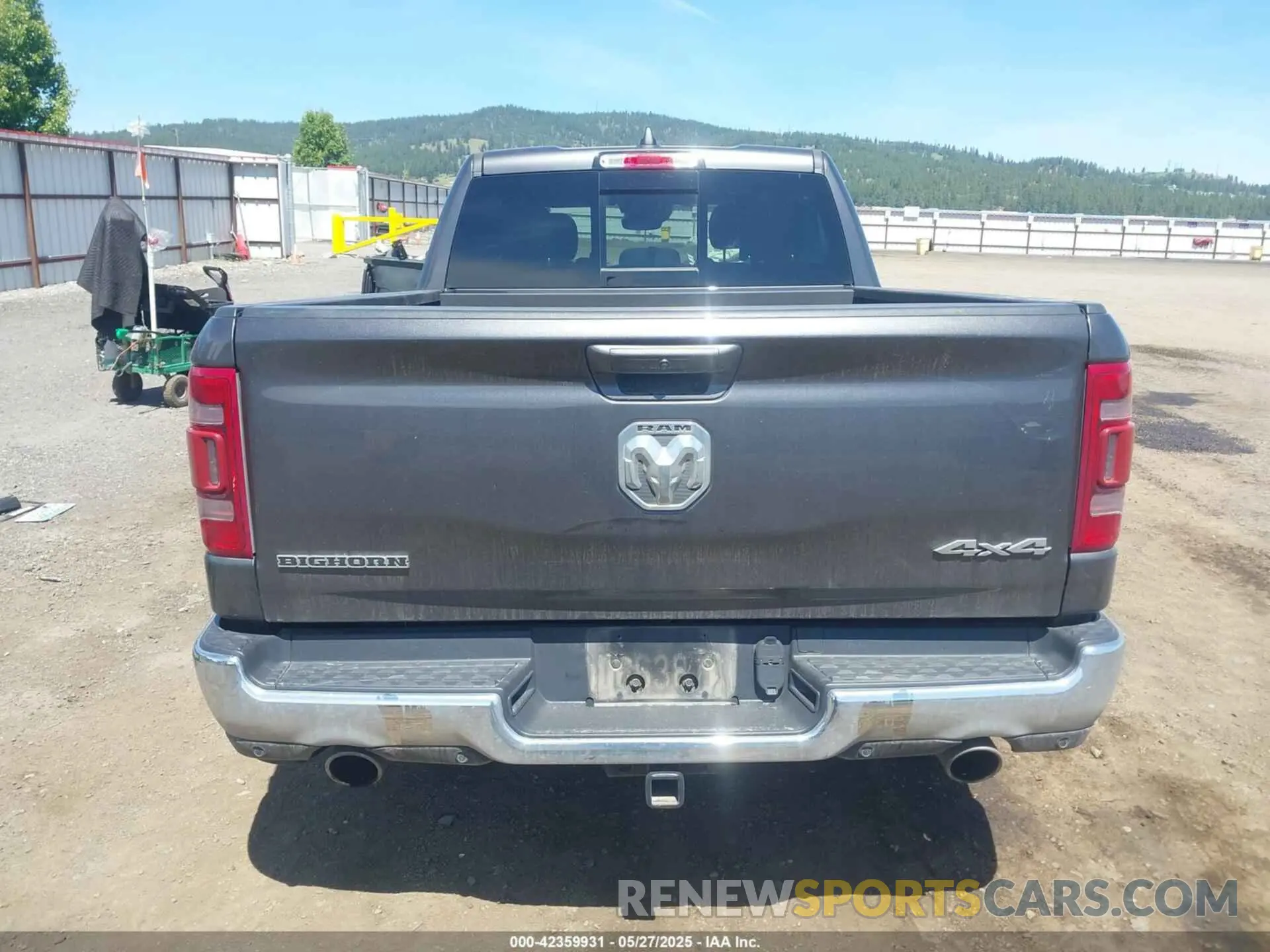 16 Photograph of a damaged car 1C6SRFMT8NN481607 RAM 1500 2022