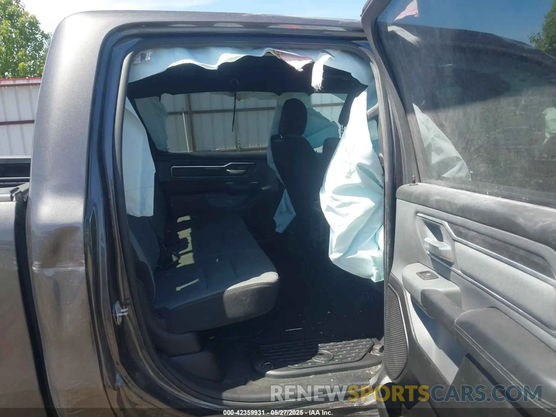 8 Photograph of a damaged car 1C6SRFMT8NN481607 RAM 1500 2022