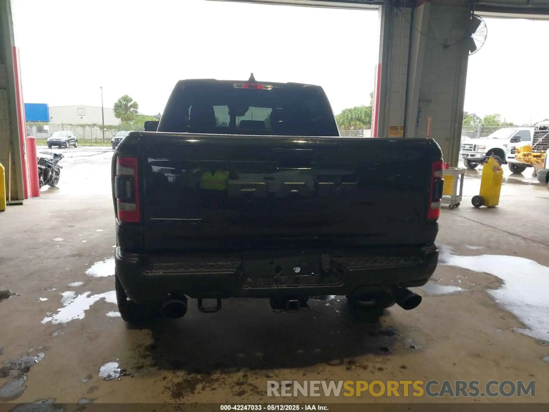 16 Photograph of a damaged car 1C6SRFU91NN319239 RAM 1500 2022