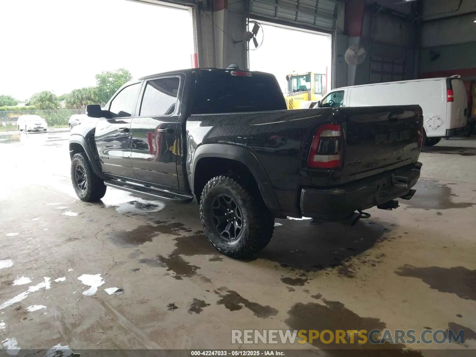 3 Photograph of a damaged car 1C6SRFU91NN319239 RAM 1500 2022