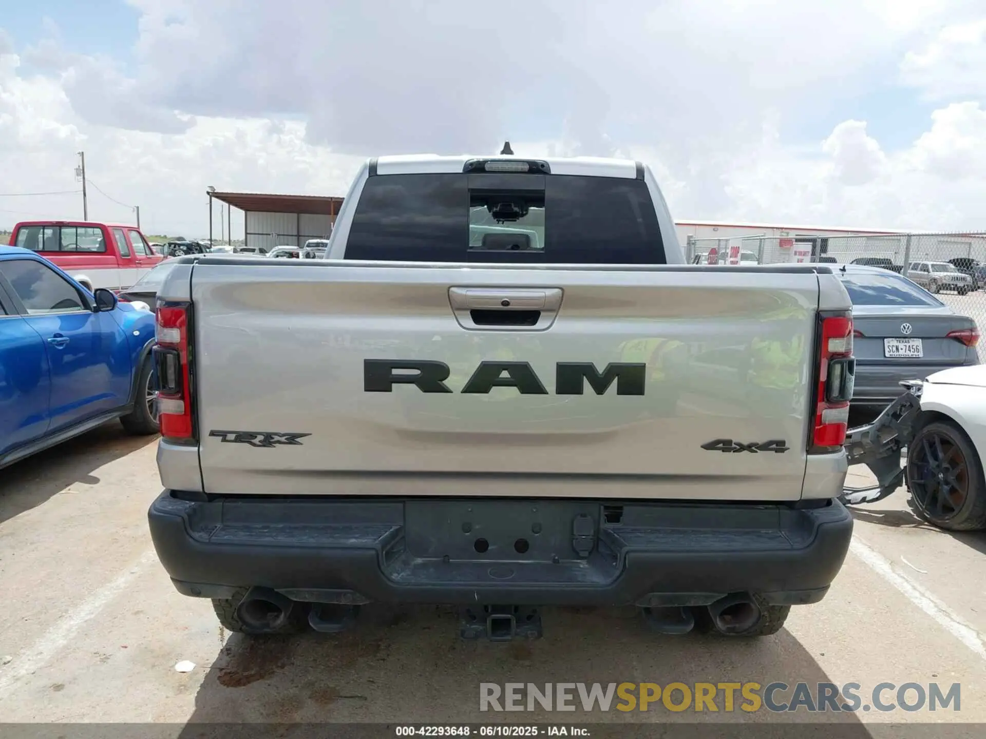 15 Photograph of a damaged car 1C6SRFU91NN370644 RAM 1500 2022