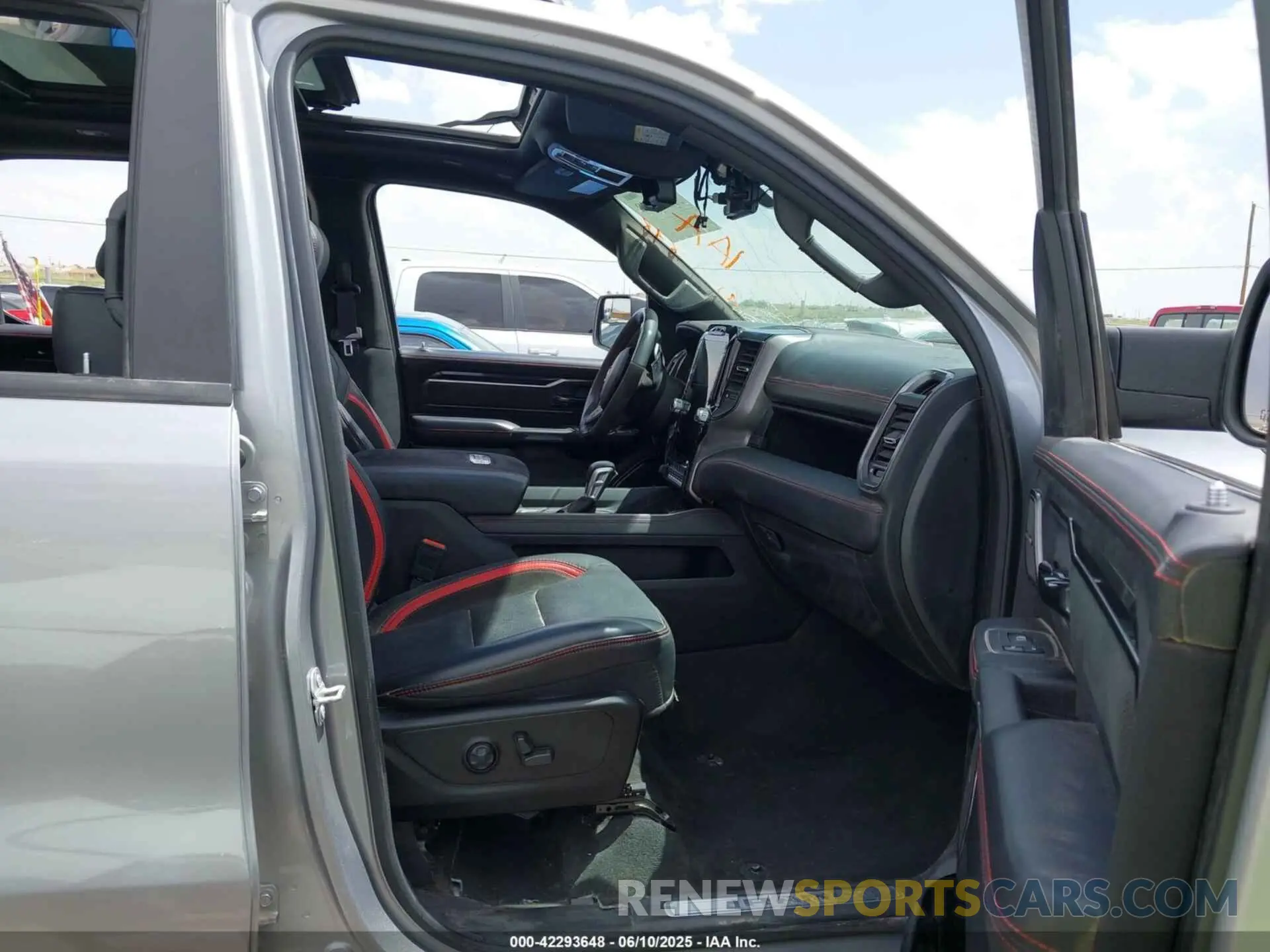 5 Photograph of a damaged car 1C6SRFU91NN370644 RAM 1500 2022