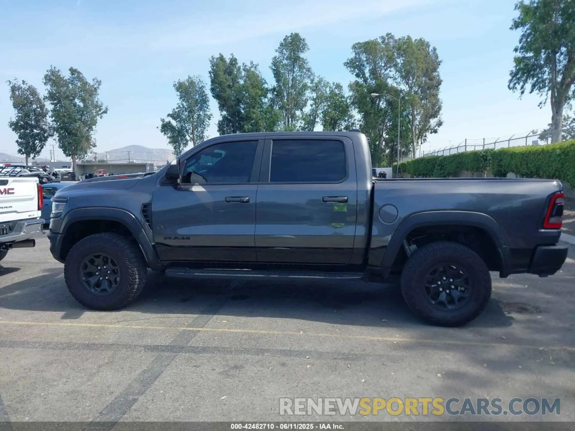 14 Photograph of a damaged car 1C6SRFU91NN392885 RAM 1500 2022