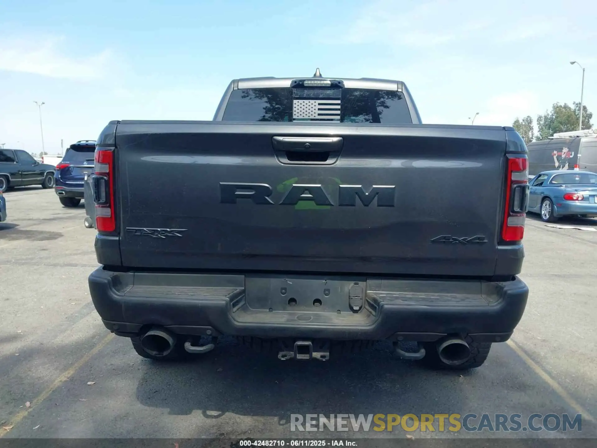 16 Photograph of a damaged car 1C6SRFU91NN392885 RAM 1500 2022