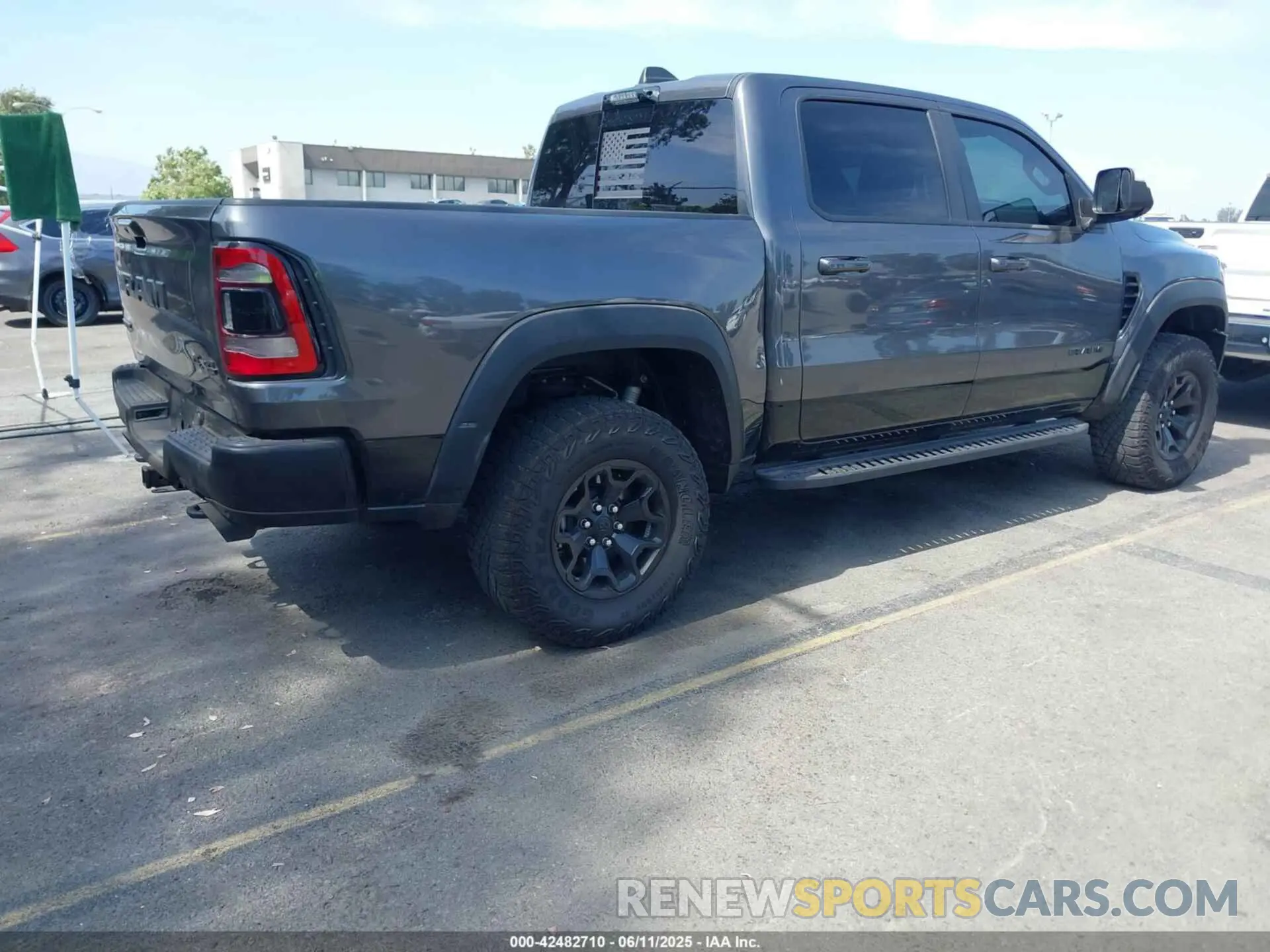4 Photograph of a damaged car 1C6SRFU91NN392885 RAM 1500 2022