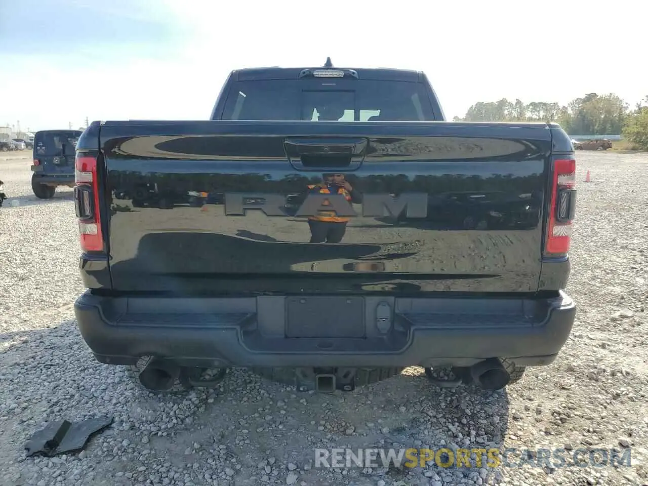 6 Photograph of a damaged car 1C6SRFU93NN335250 RAM 1500 2022