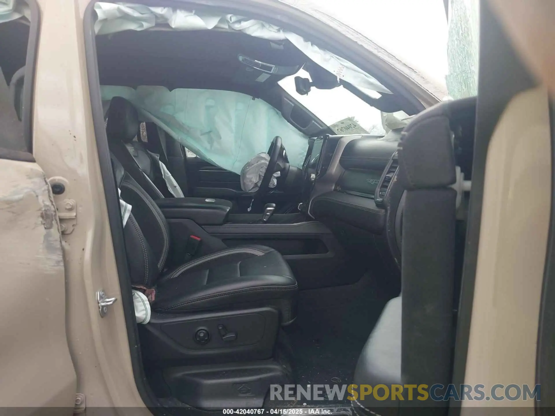 5 Photograph of a damaged car 1C6SRFU95NN399791 RAM 1500 2022