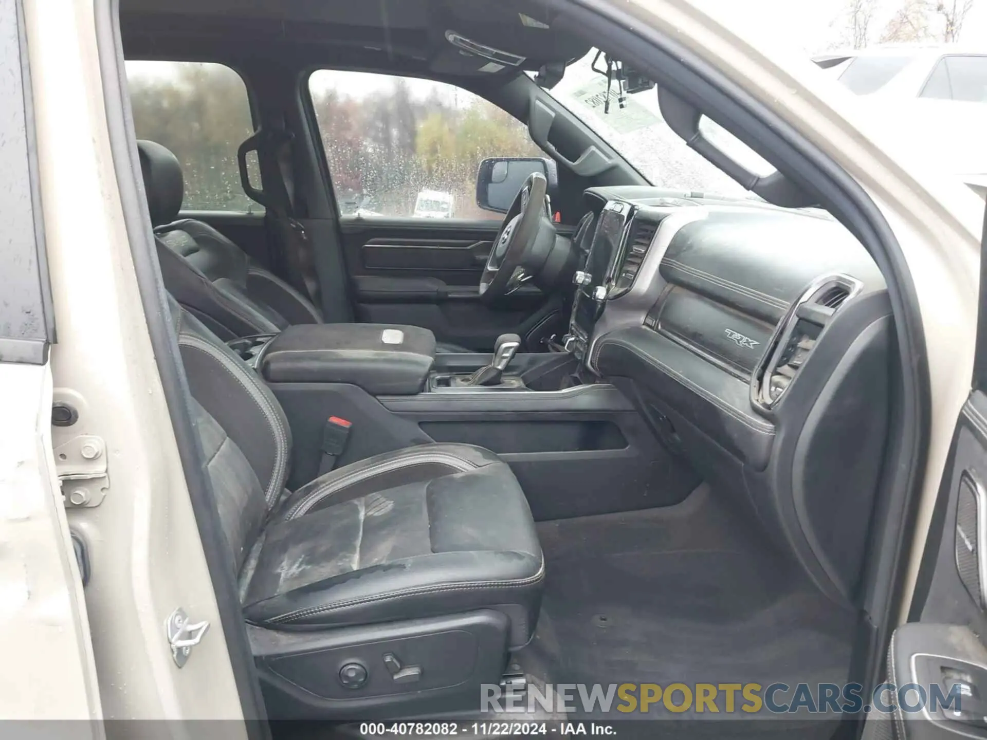 5 Photograph of a damaged car 1C6SRFU96NN404111 RAM 1500 2022