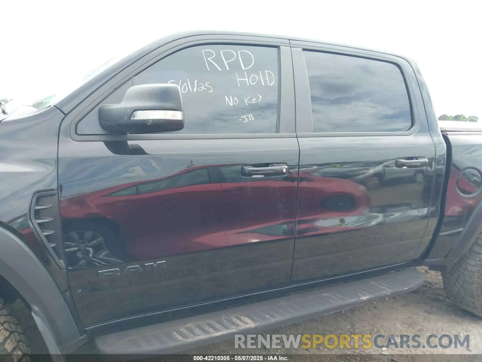 13 Photograph of a damaged car 1C6SRFU97NN112337 RAM 1500 2022